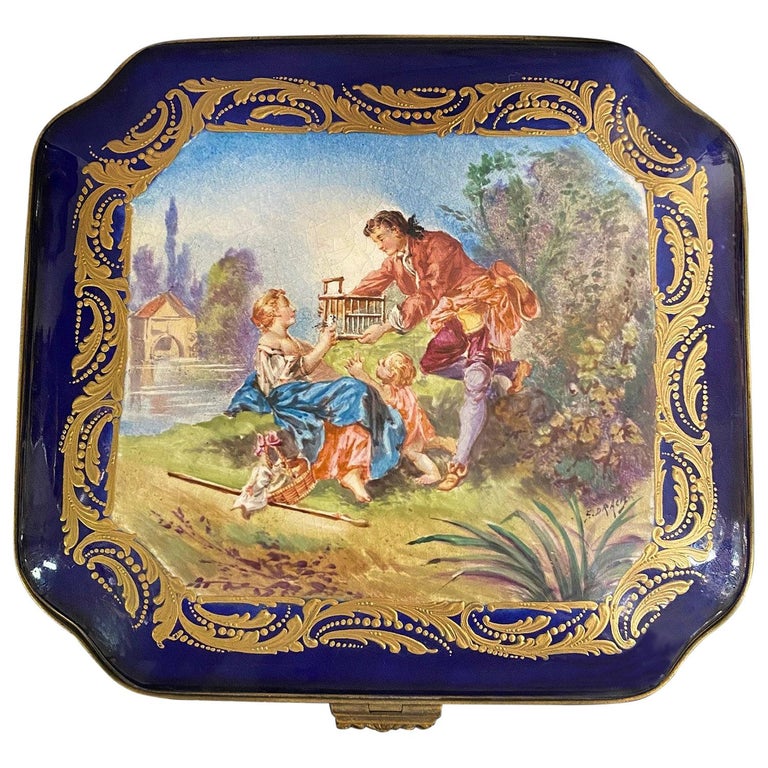 Belle boîte à bijoux et couvercle en porcelaine de style Svres de la fin du  19ème siècle En vente sur 1stDibs