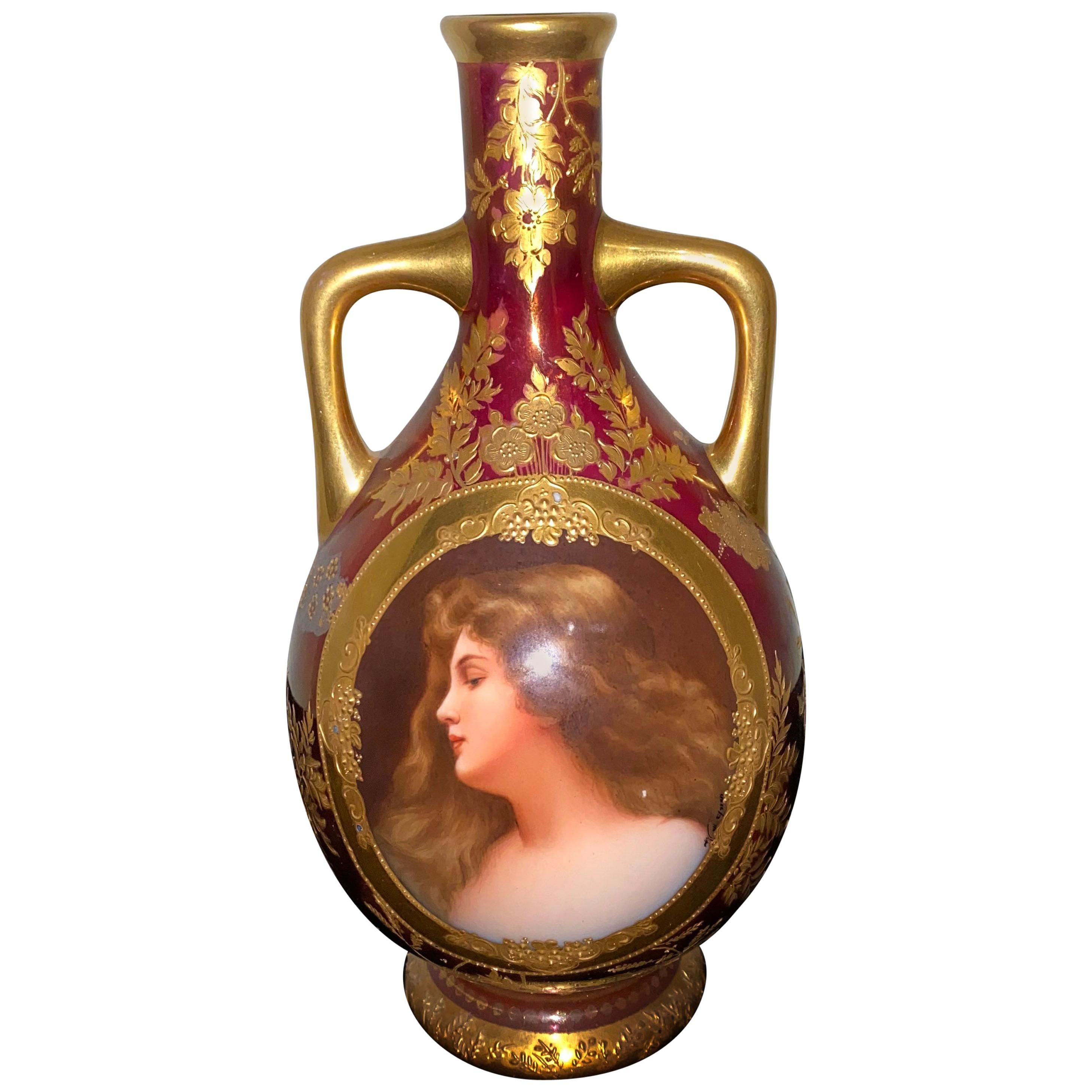 Beau vase en porcelaine de style viennois de la fin du 19ème siècle représentant Vénus