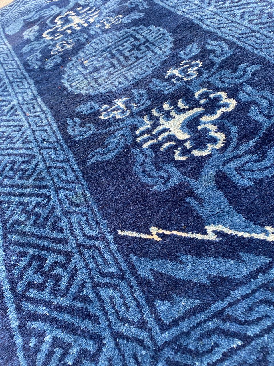 Le joli petit tapis chinois ancien de Bobyrug en vente 3