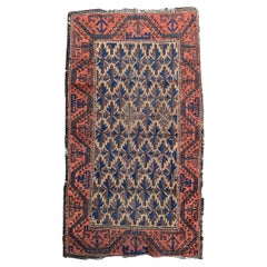 Le joli petit tapis Baluch antique et vieilli de Bobyrug