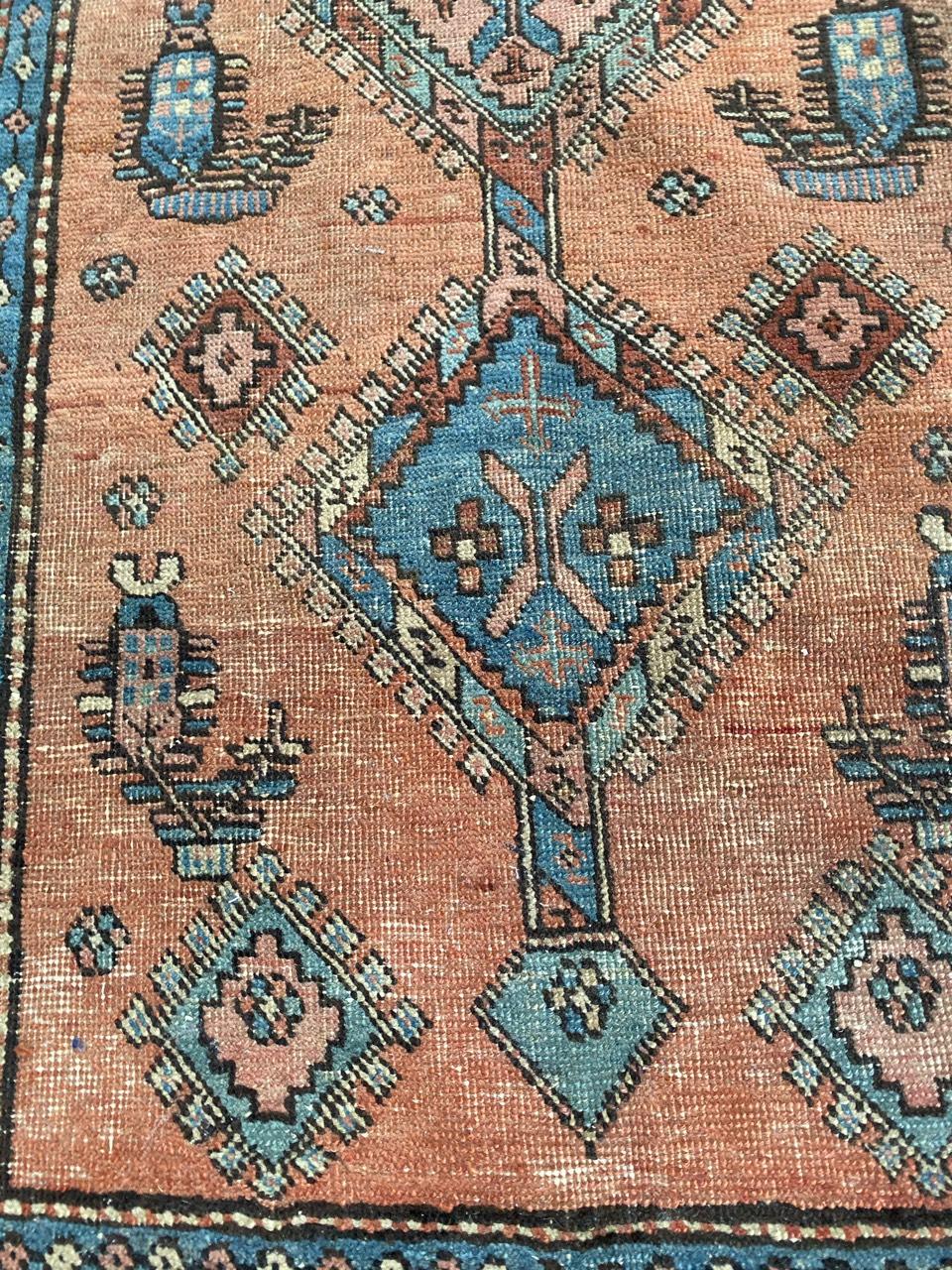 Sehr schöner Teppich aus dem späten 19. Jahrhundert mit schönem Tribal-Muster und schönen natürlichen Farben mit Orange, Blau, Rosa und Grün, komplett handgeknüpft mit Wollsamt auf Baumwollbasis.

✨✨✨
