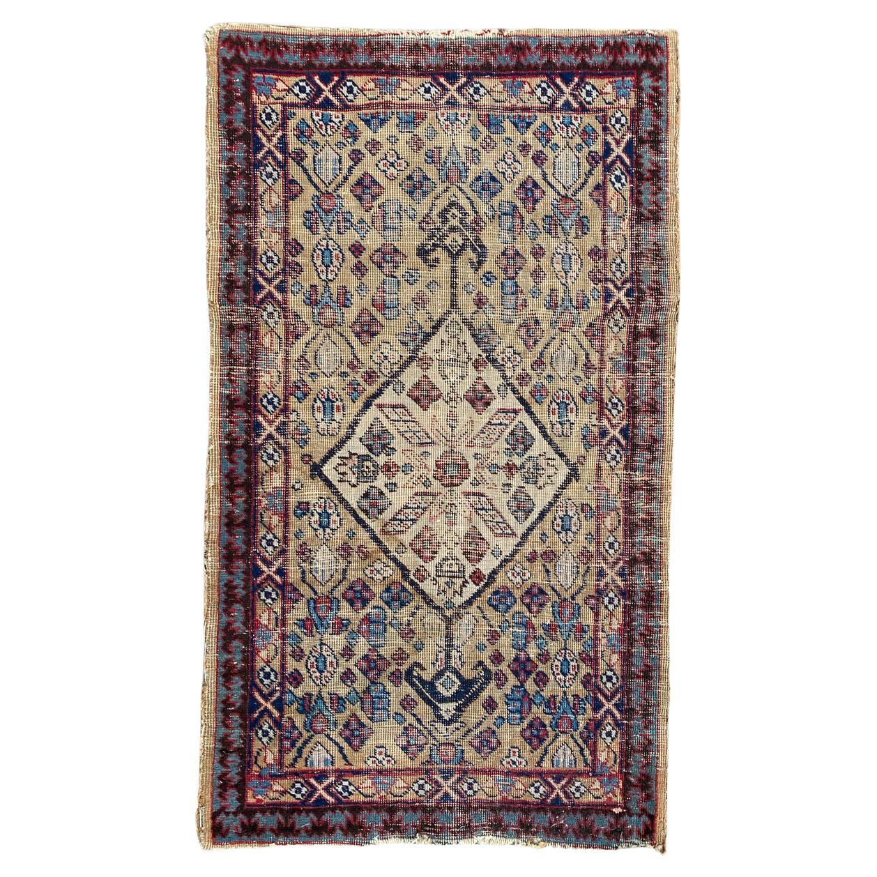 Le joli petit tapis Tabriz ancien de Bobyrug