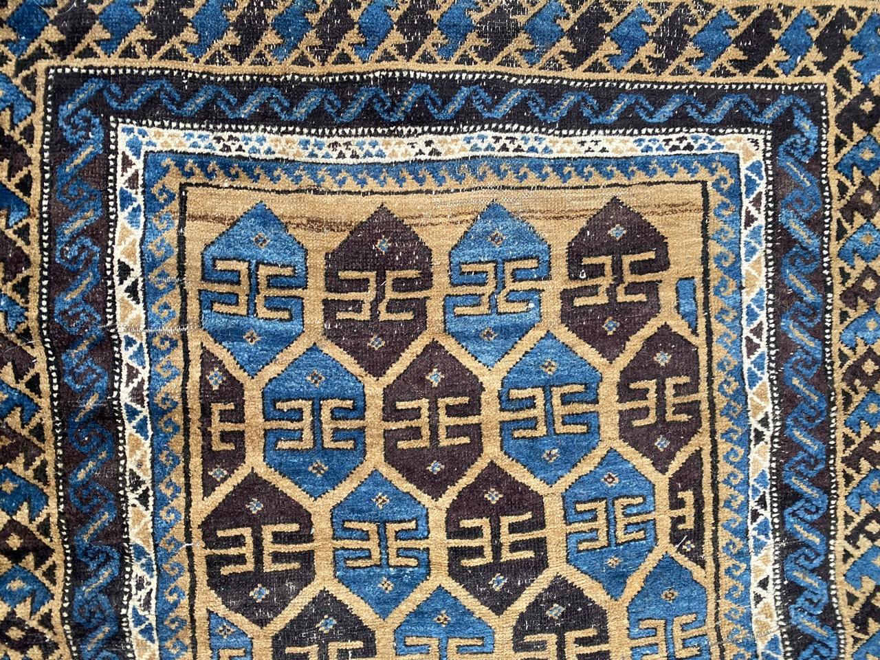Beautiful mid-20th century Balutch rug with a tribal design and nice colors with blue, yellow and dark purple, entirely hand knotted with wool velvet on wool foundation.