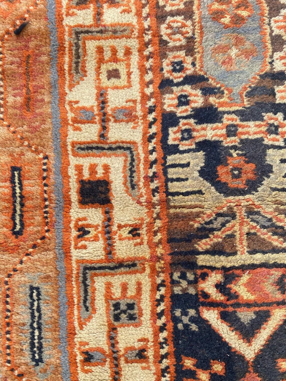 Joli petit tapis français ancien en vente 2