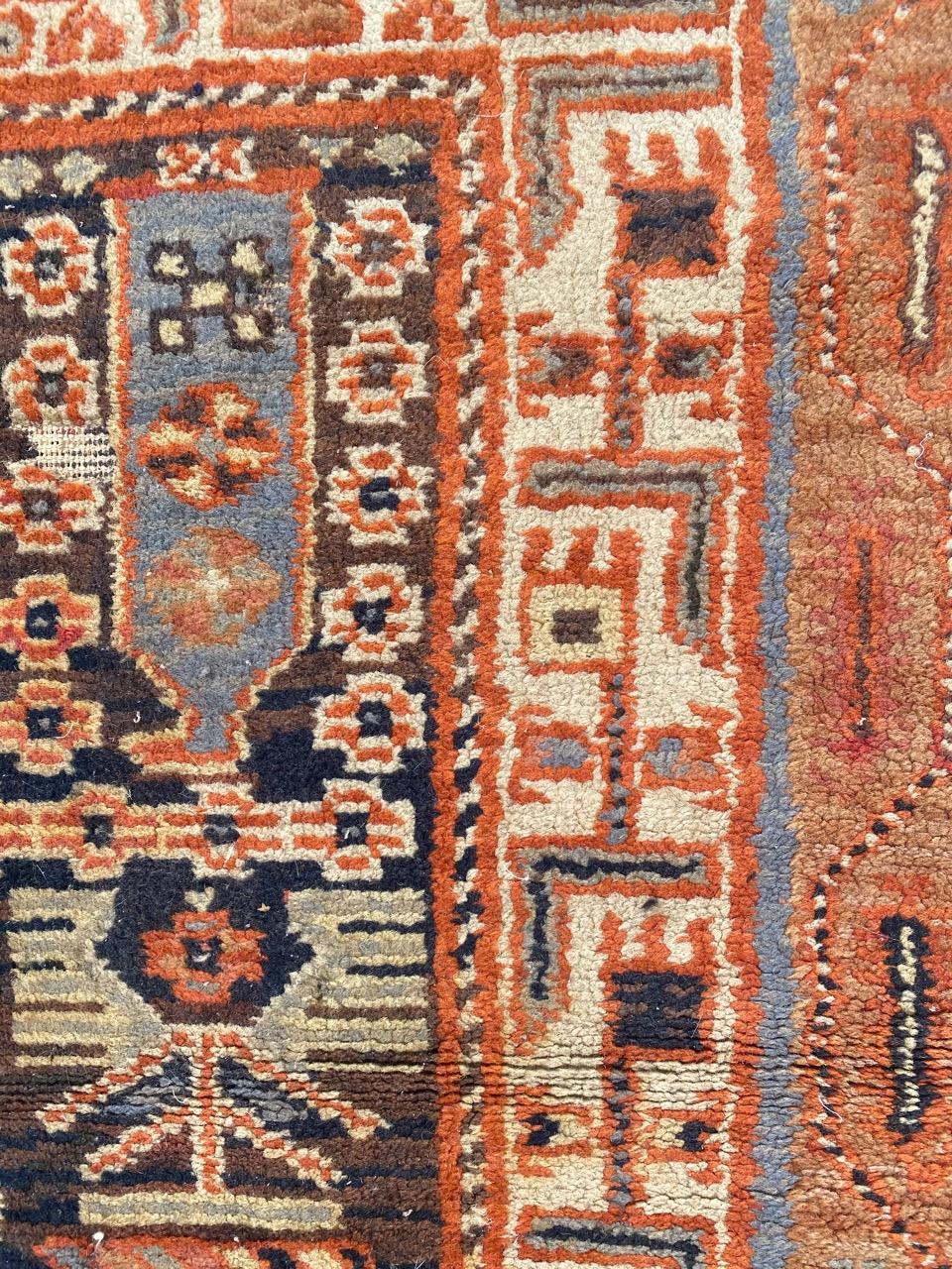 Joli petit tapis français ancien en vente 6