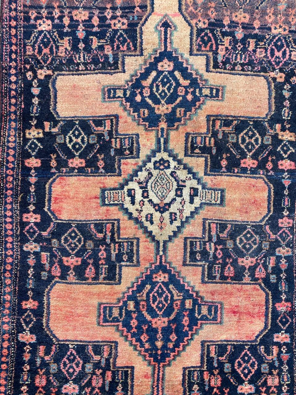 Bellissimo tappeto di metà secolo con un bel disegno geometrico e splendidi colori, interamente annodato a mano con velluto di lana su base di cotone.