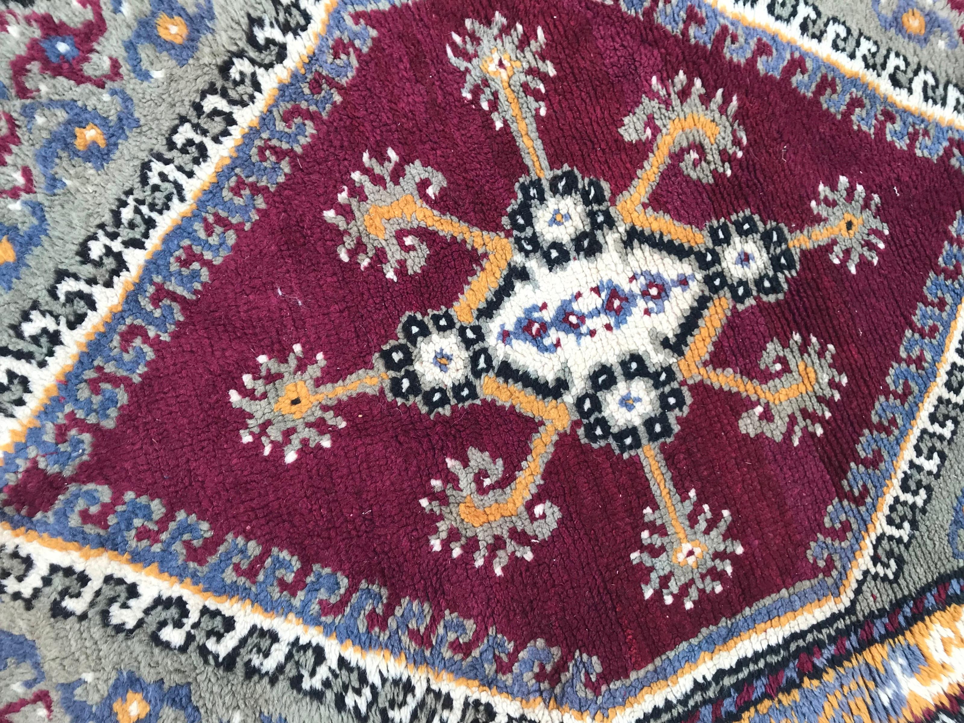 Schöner Teppich aus der Mitte des 20. Jahrhunderts mit geometrischem Muster und einem violetten Farbfeld, vollständig handgeknüpft mit Wollsamt auf Baumwollgrund.

✨✨✨
