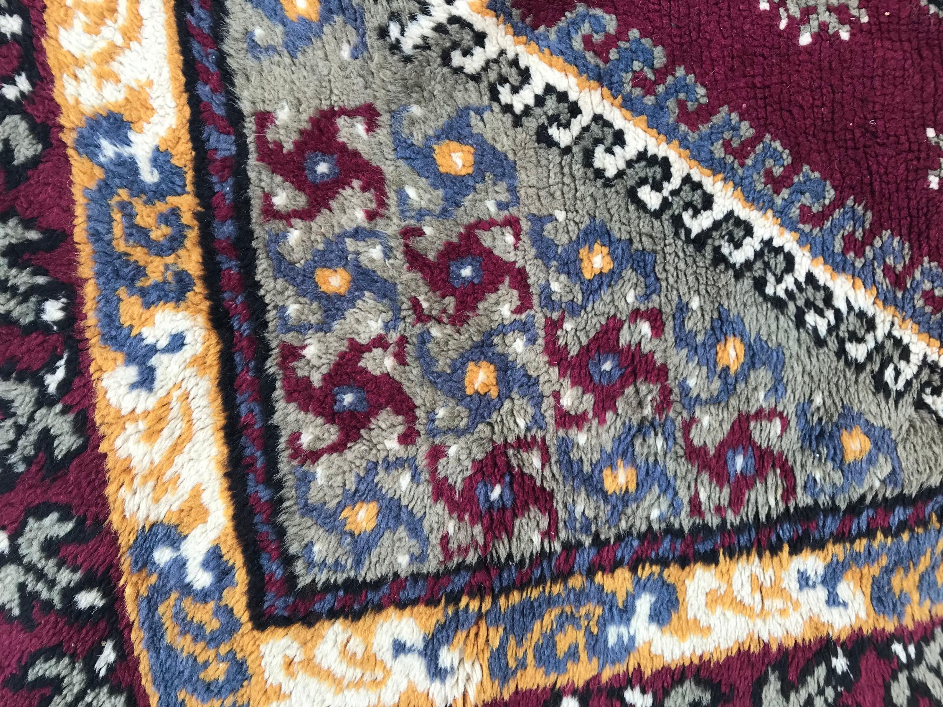 Schöner kleiner tunesischer Vintage-Teppich (Stammeskunst) im Angebot
