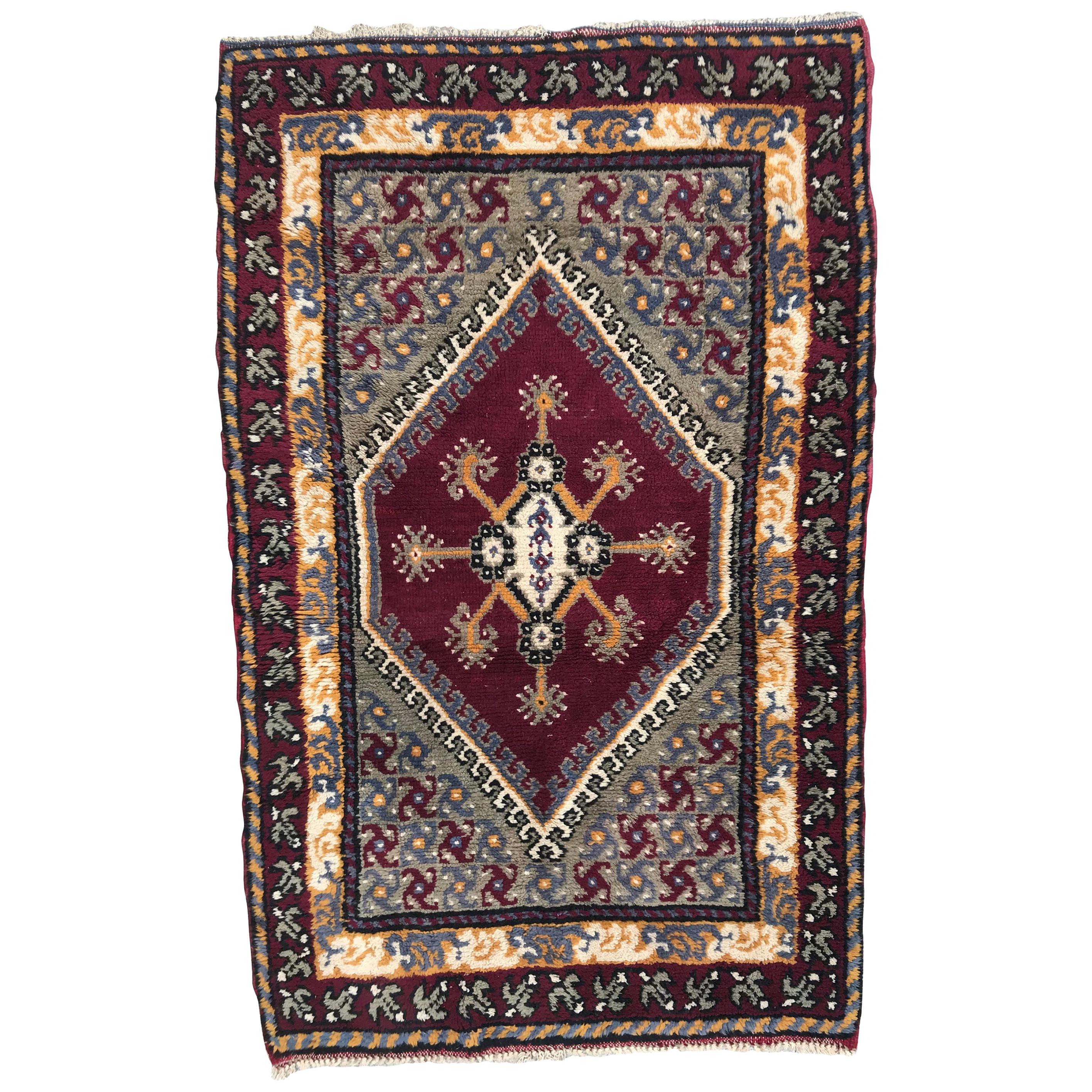 Schöner kleiner tunesischer Vintage-Teppich im Angebot