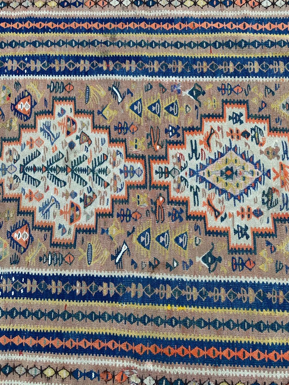 Very beautiful early 20th century long Kurdish Kilim with a beautiful geometrical stylized design and nice colors, entirely handwoven with wool on cotton.

✨✨✨
