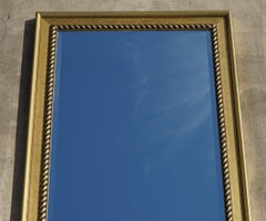 Bello specchio da parete lungo con cornice in legno di pino dorato