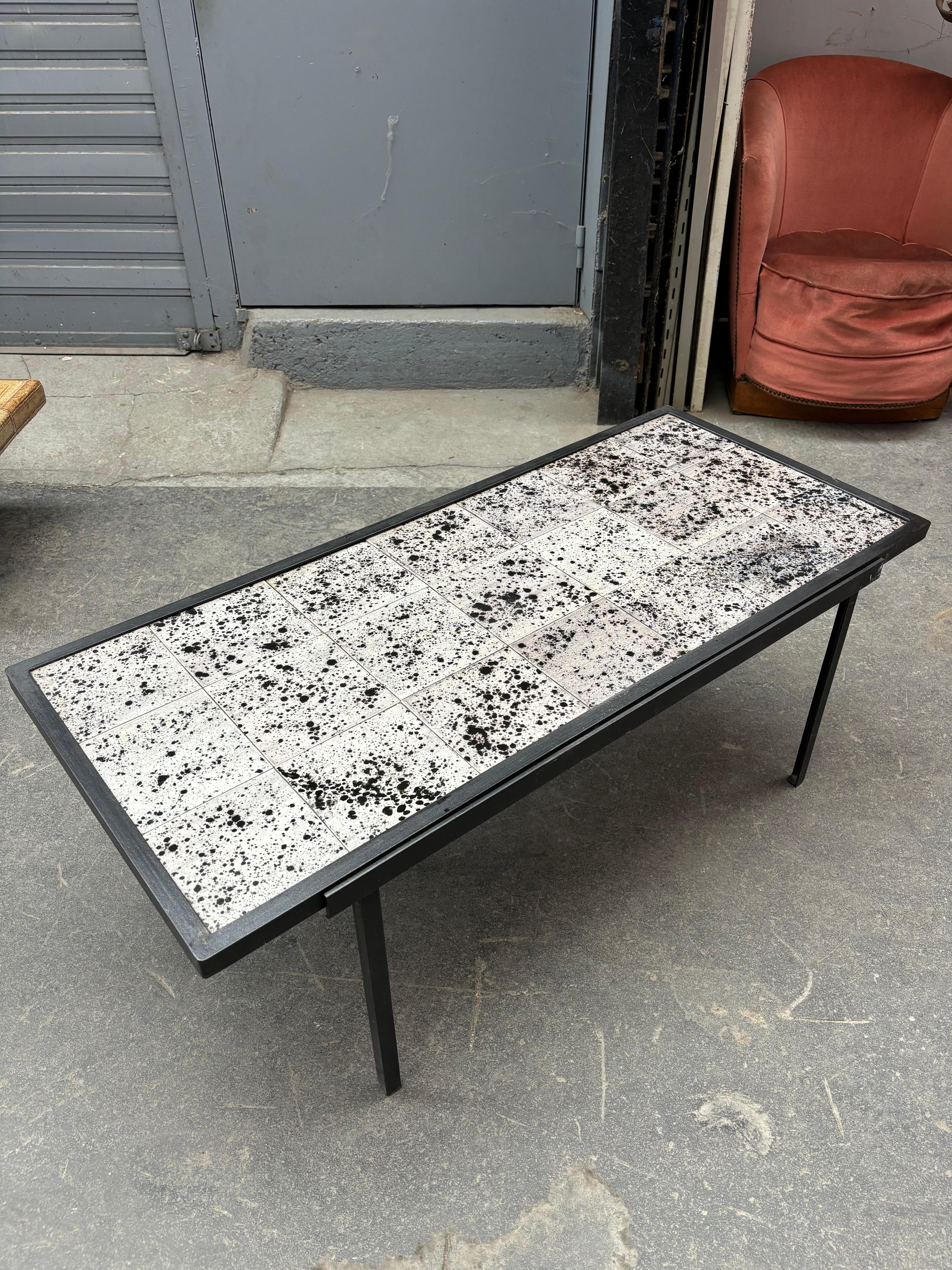 Jolie table basse par Mado Jolain sur un piétement de René Legrand, rare décor moucheté