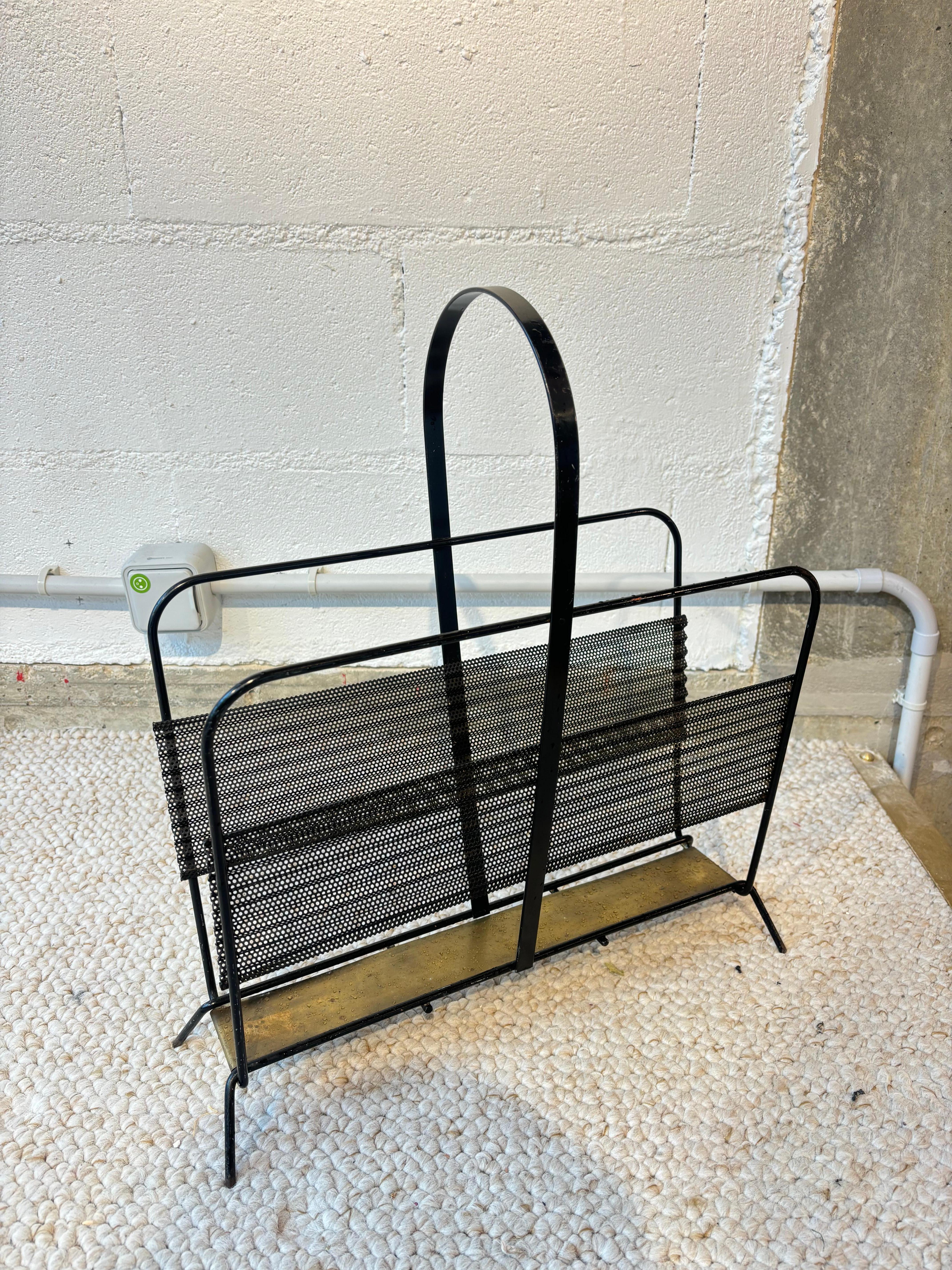 Mid-Century moderno Nice magazine Rack by Mathieu Matégot in vendita