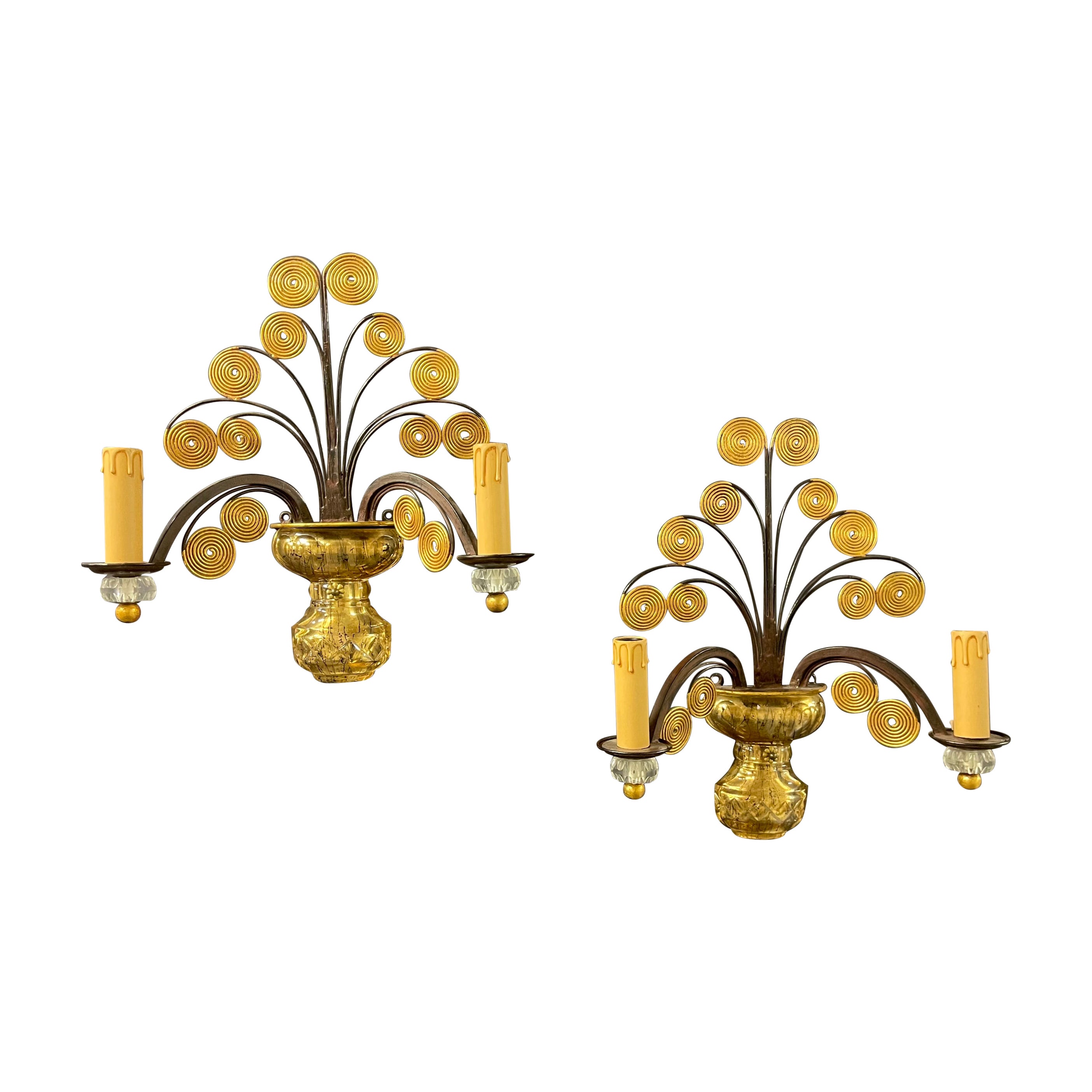 Bonitos búcaros de pared Maison Baguès de metal dorado y cristal.