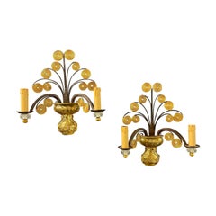 Bonitos búcaros de pared Maison Baguès de metal dorado y cristal.