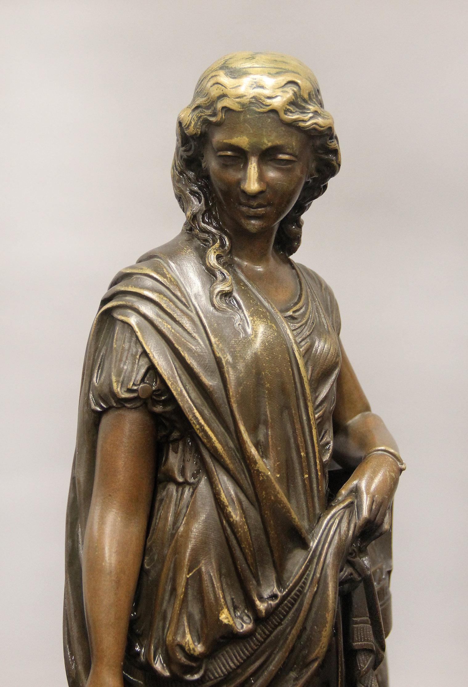Francese Bella figura di donna in bronzo patinato della metà del XIX secolo, fusa da Alfred Daubrée in vendita
