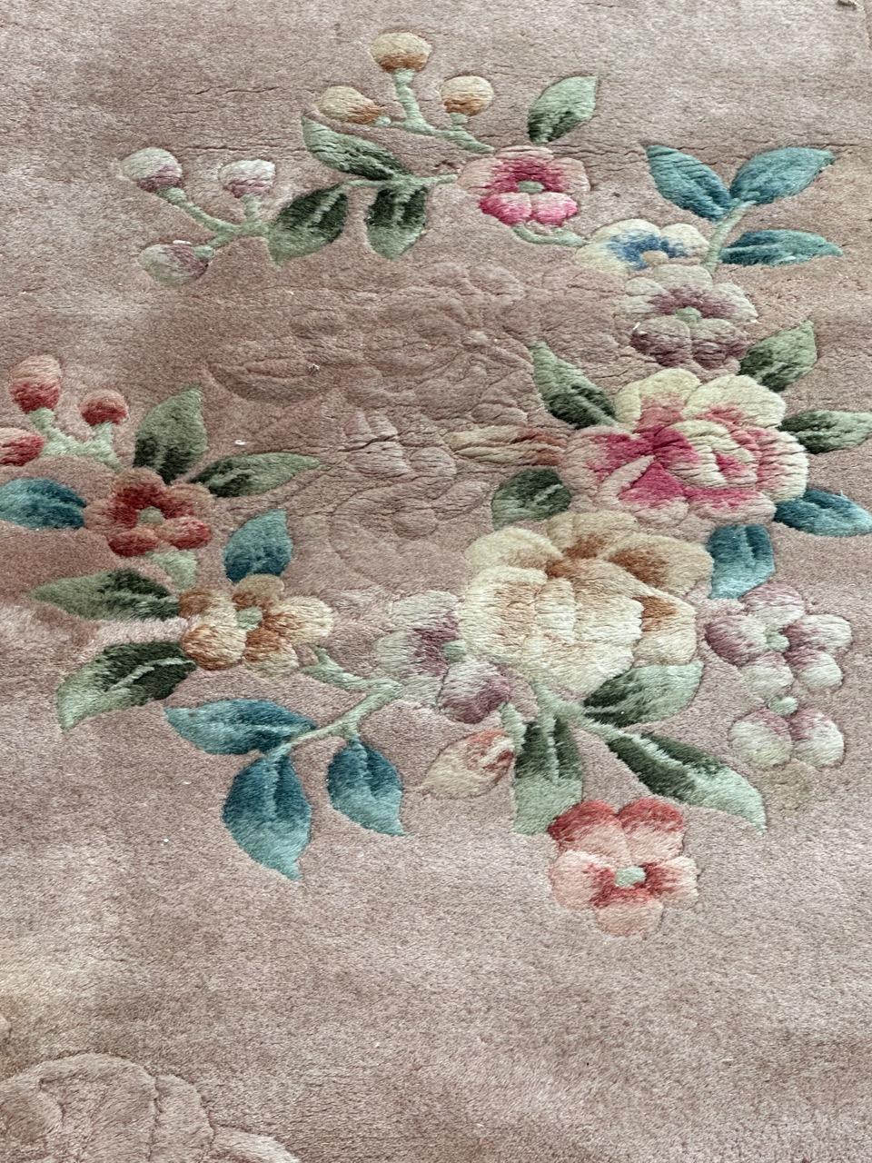 Très beau tapis chinois du milieu du siècle avec un beau design art déco chinois sur un fond rose avec un beau design floral en rose, vert, jaune, bleu et violet , entièrement noué à la main avec de la laine sur une base de coton. 
✨✨✨
