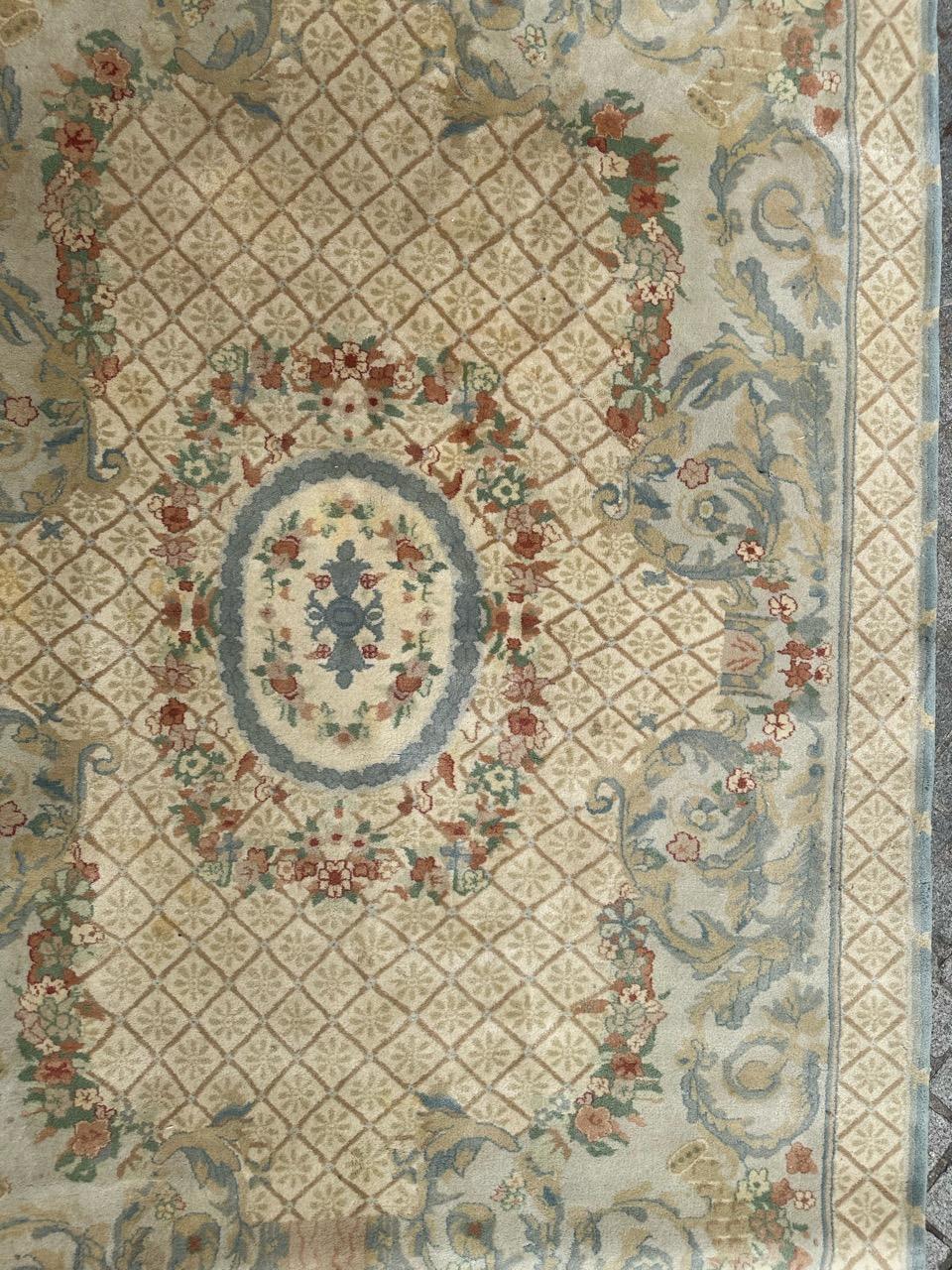Ti presentiamo uno splendido tappeto Savonnerie che vanta un bellissimo disegno floreale che ricorda lo stile Luigi XV. Realizzato con cura meticolosa, questo tappeto presenta un'armoniosa miscela di squisiti colori chiari, interamente annodati a