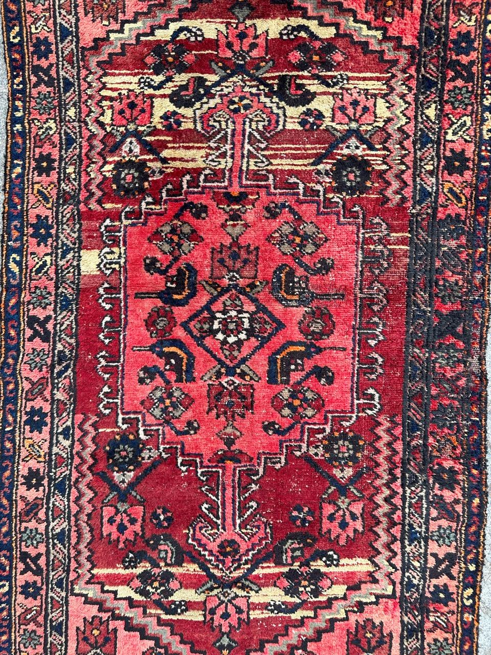 Schöne Mitte des Jahrhunderts Hamadan Teppich mit schönen geometrischen und Stammes-Muster und schöne Farben mit rosa, rot, gelb, orange, marineblau, grau und schwarz, mit Abnutzungen aufgrund des Alters und der Nutzung, ganz handgeknüpft mit Wolle