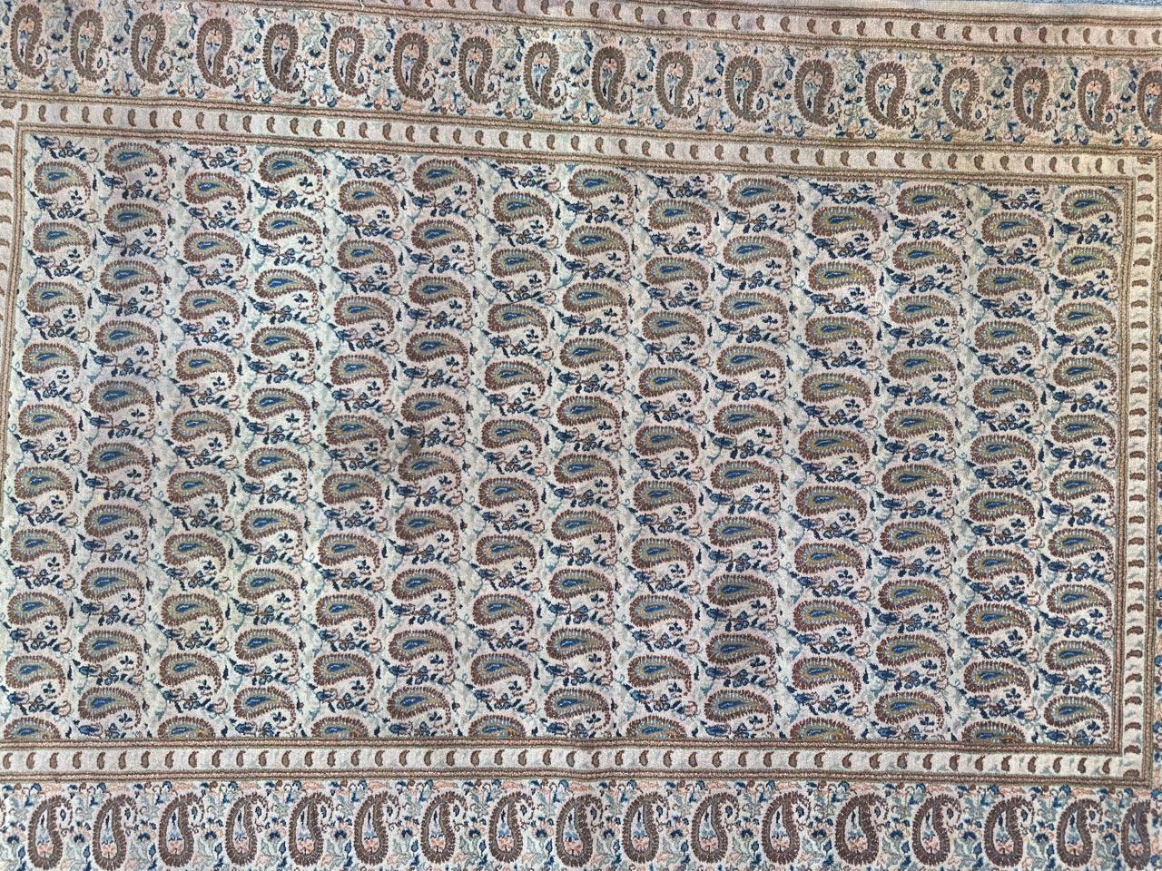 Schöner Kashan-Teppich, vollständig und fein handgeknüpft mit Wollsamt auf Baumwollgrund.
Wir präsentieren unser Meisterwerk der Teppiche aus der Mitte des 21. Jahrhunderts! Dieser sorgfältig von Hand geknüpfte Teppich besticht durch sein