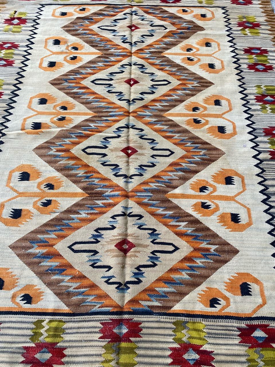 Wunderschöner skandinavischer Kilim-Teppich aus der Mitte des Jahrhunderts mit schönem geometrischem Muster und schönen Farben, komplett handgewebt mit Wolle auf Baumwollbasis.