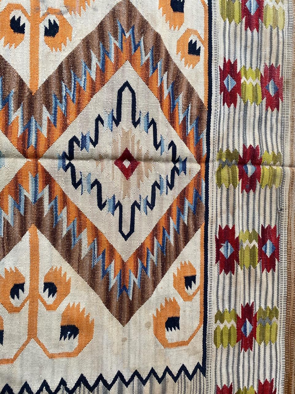 Schöner flach gewebter skandinavischer Teppich-Kelim aus der Mitte des Jahrhunderts  im Zustand „Gut“ im Angebot in Saint Ouen, FR