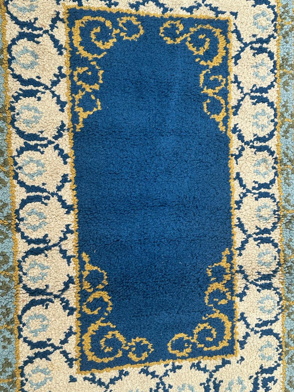Schöner französischer Vintage Cogolin Teppich mit einem einfachen modernen Design und schönen Farben mit blauem Hintergrund, gelb, grün, himmelblau und weiß im Design, komplett handgeknüpft mit Wolle auf Baumwollbasis 

✨✨✨
