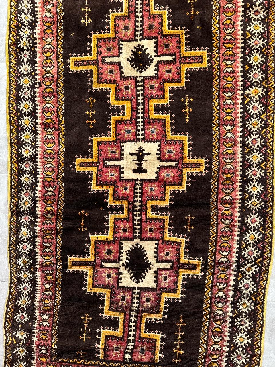 Pretty vintage Moroccan rug with beautiful tribal and geometrical design and nice colors, entirely hand knotted with wool velvet on wool foundation.

✨✨✨

