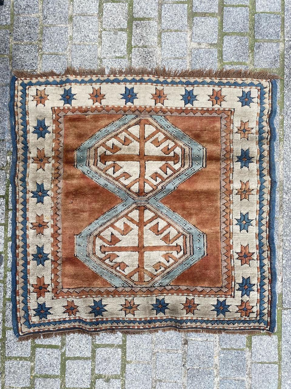 Schöner türkischer quadratischer Teppich aus der Mitte des Jahrhunderts mit schönem geometrischem Muster und schönen Farben, komplett handgeknüpft mit Wollsamt auf Wollunterlage.

✨✨✨
