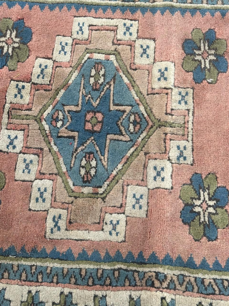 Bel tappeto turco quadrato di metà secolo con un bel disegno geometrico e bei colori, interamente annodato a mano con velluto di lana su base di lana.

✨✨✨
