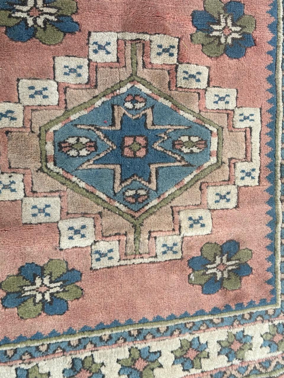 Bel tappeto turco quadrato di Kars della metà del secolo scorso In condizioni buone in vendita a Saint Ouen, FR
