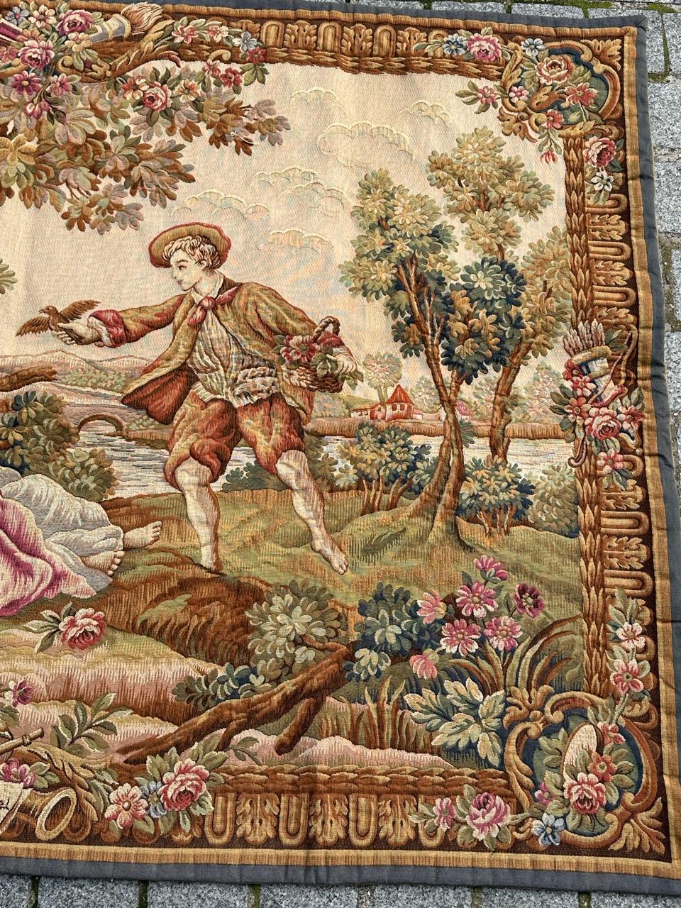 Außergewöhnlicher französischer Wandteppich aus der Mitte des 20. Jahrhunderts, gewebt auf Jacquard-Webstühlen im Halluin-Stich mit Wolle und Baumwolle. Es wurde von François Boucher inspiriert und zeigt einen Herrn, der zwei Damen vor einer