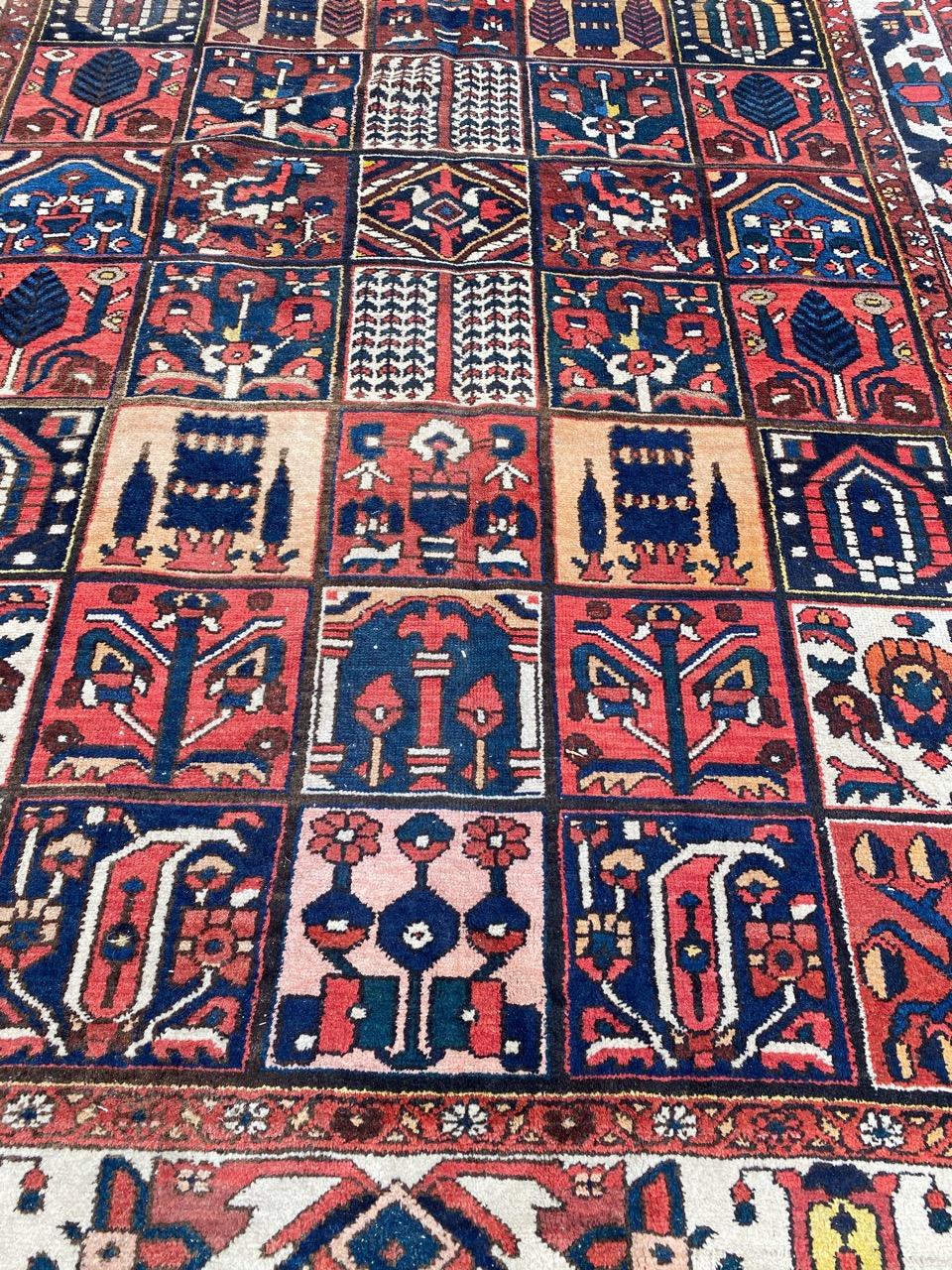 Schöner Teppich aus der Mitte des Jahrhunderts mit geometrischem und stilisiertem Blumenmuster und schönen Farben, komplett handgeknüpft mit Wollsamt auf Baumwollgrund.