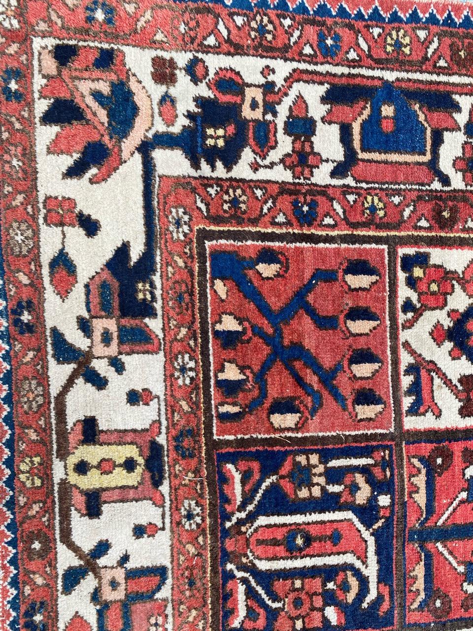 Großer Bakhtiar-Teppich im Stammesstil aus der Mitte des Jahrhunderts im Zustand „Gut“ im Angebot in Saint Ouen, FR