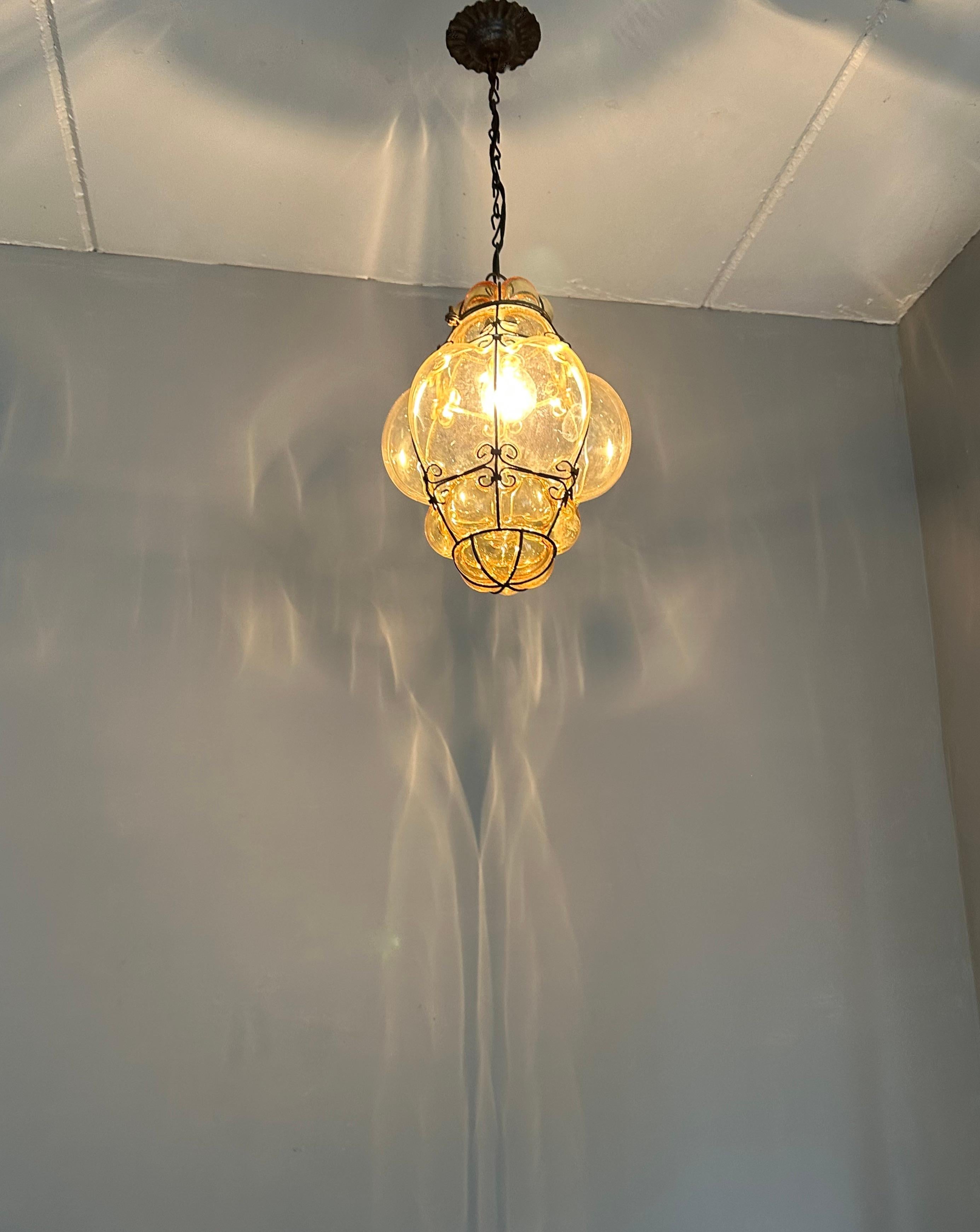 20ième siècle Belle lampe à suspension d'entrée viennoise du milieu du siècle dernier en verre soufflé à la bouche de couleur or en vente