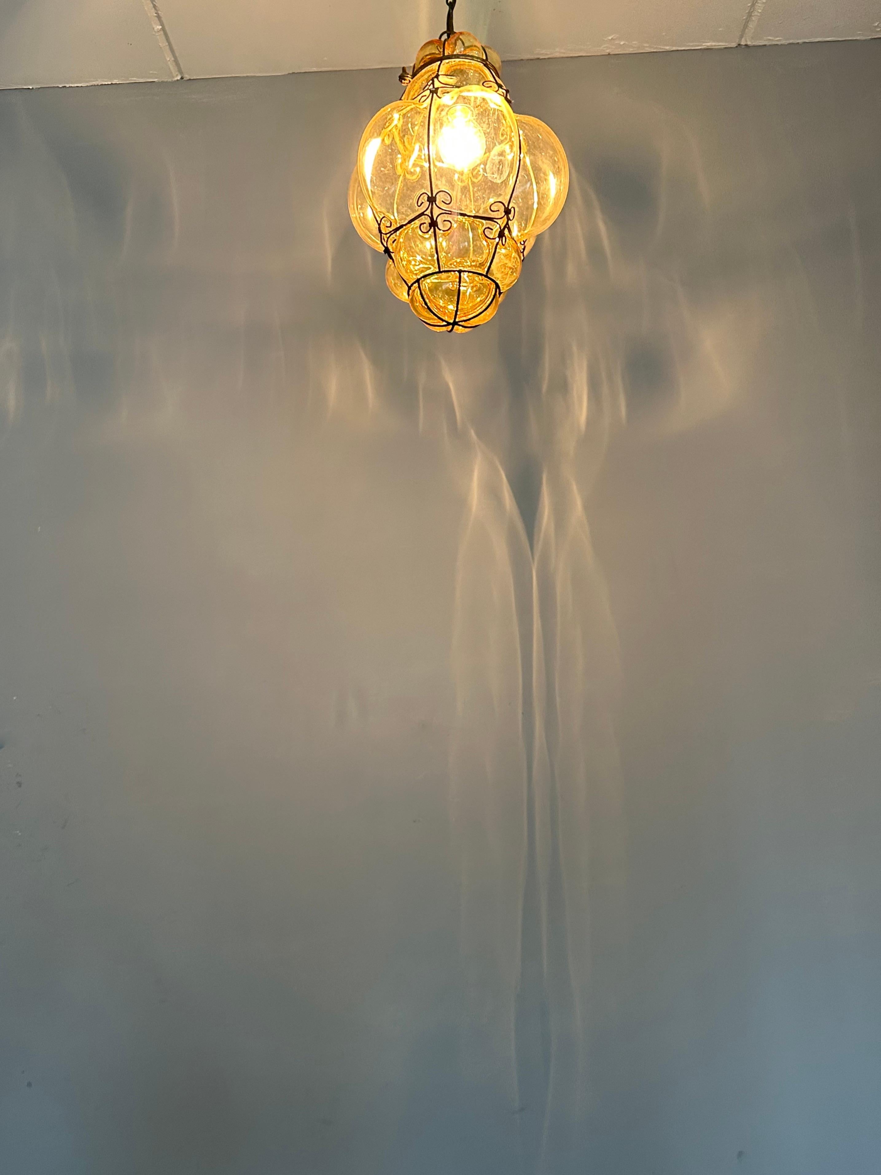 Verre de Murano Belle lampe à suspension d'entrée viennoise du milieu du siècle dernier en verre soufflé à la bouche de couleur or en vente