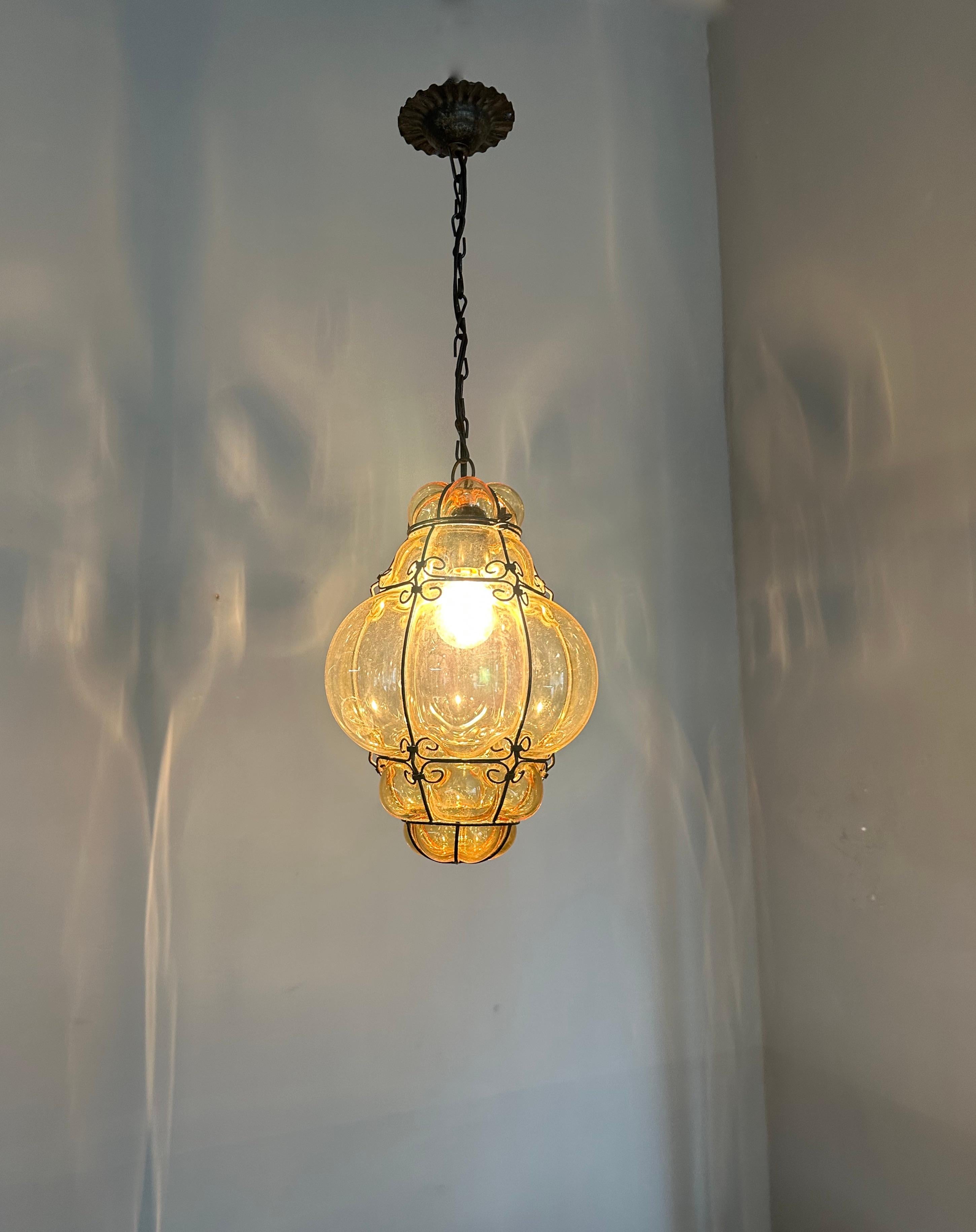 Belle lampe à suspension d'entrée viennoise du milieu du siècle dernier en verre soufflé à la bouche de couleur or en vente 1