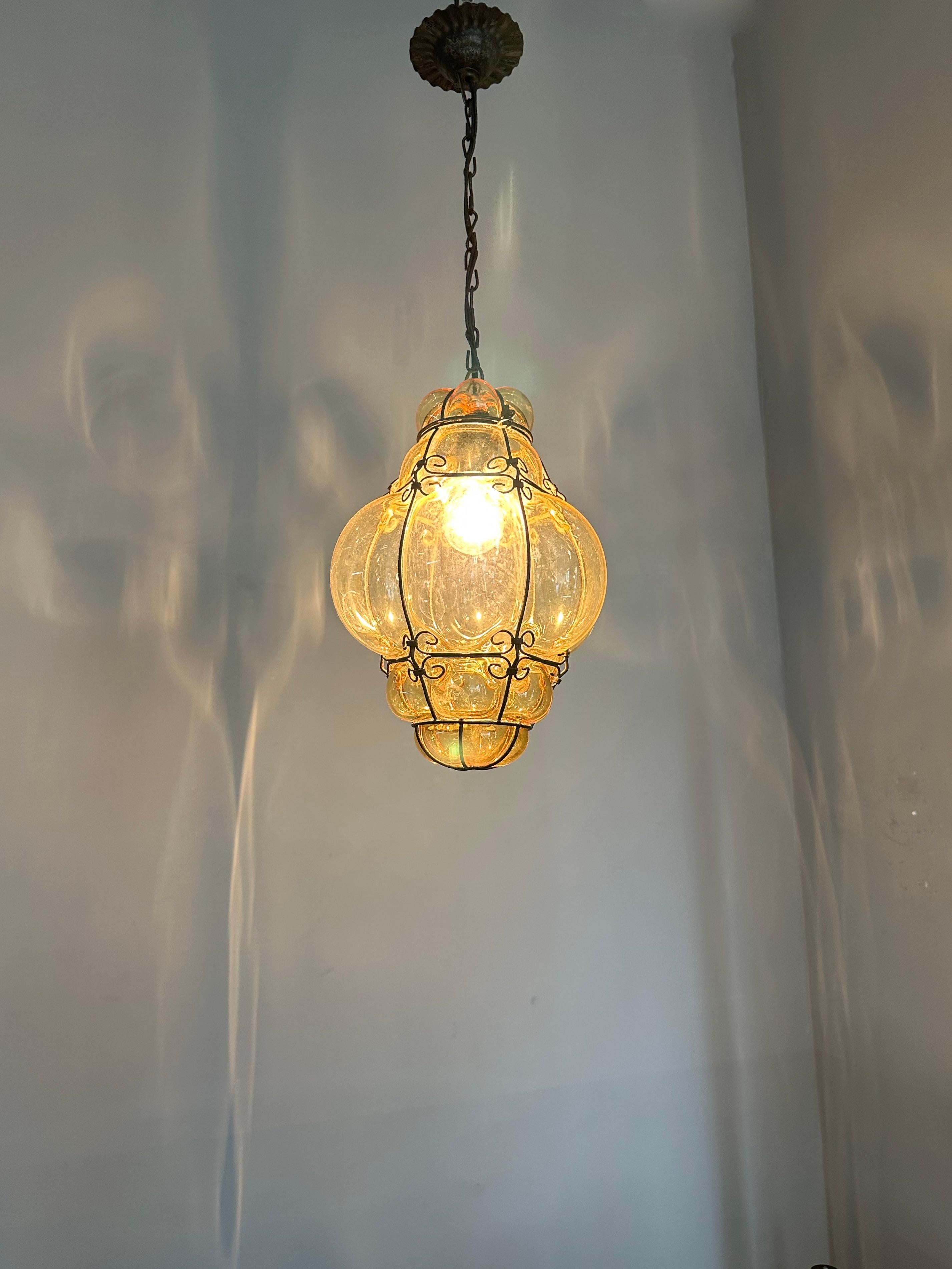 Belle lampe à suspension d'entrée viennoise du milieu du siècle dernier en verre soufflé à la bouche de couleur or en vente 2