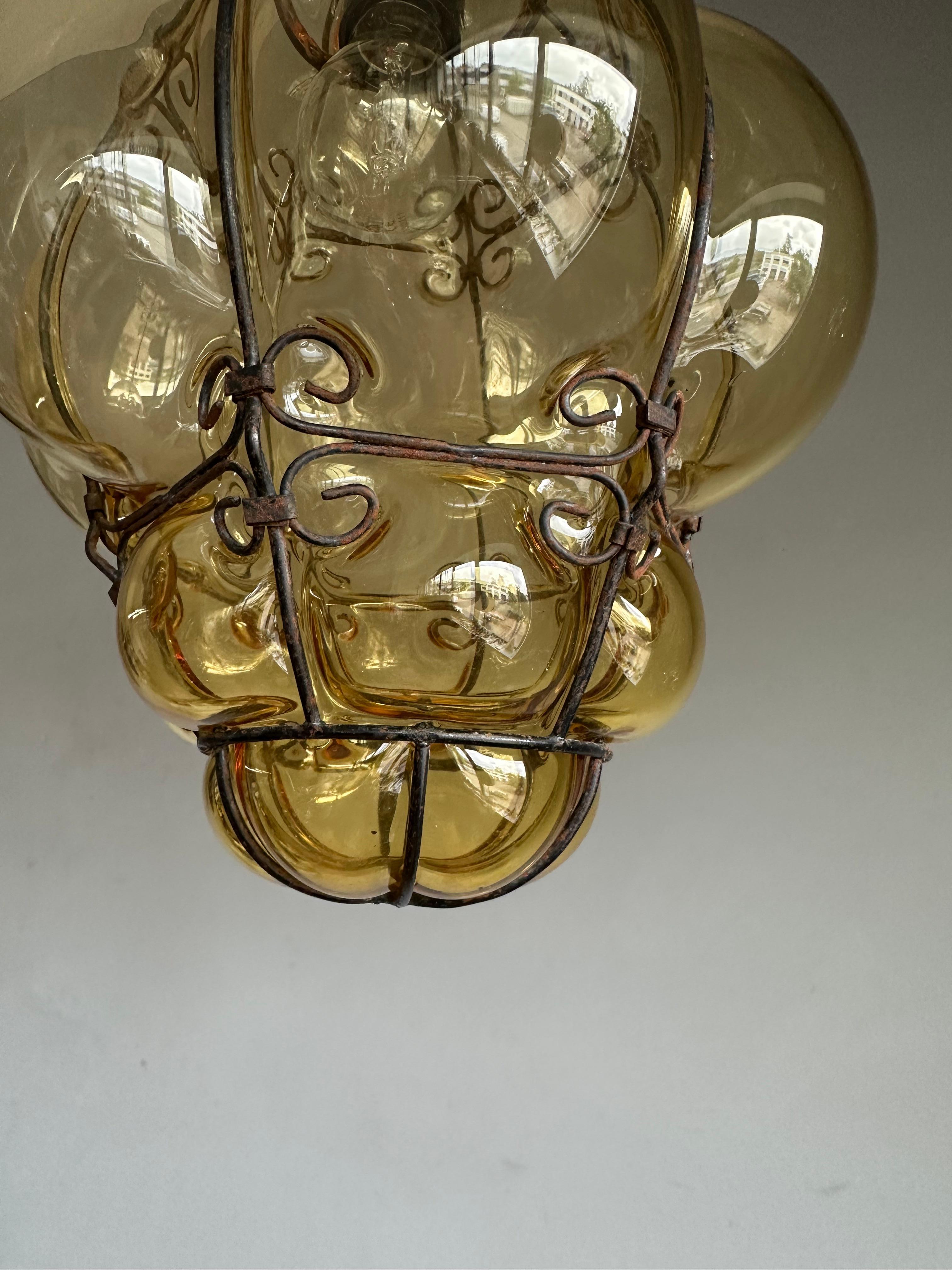 Belle lampe à suspension d'entrée viennoise du milieu du siècle dernier en verre soufflé à la bouche de couleur or en vente 3