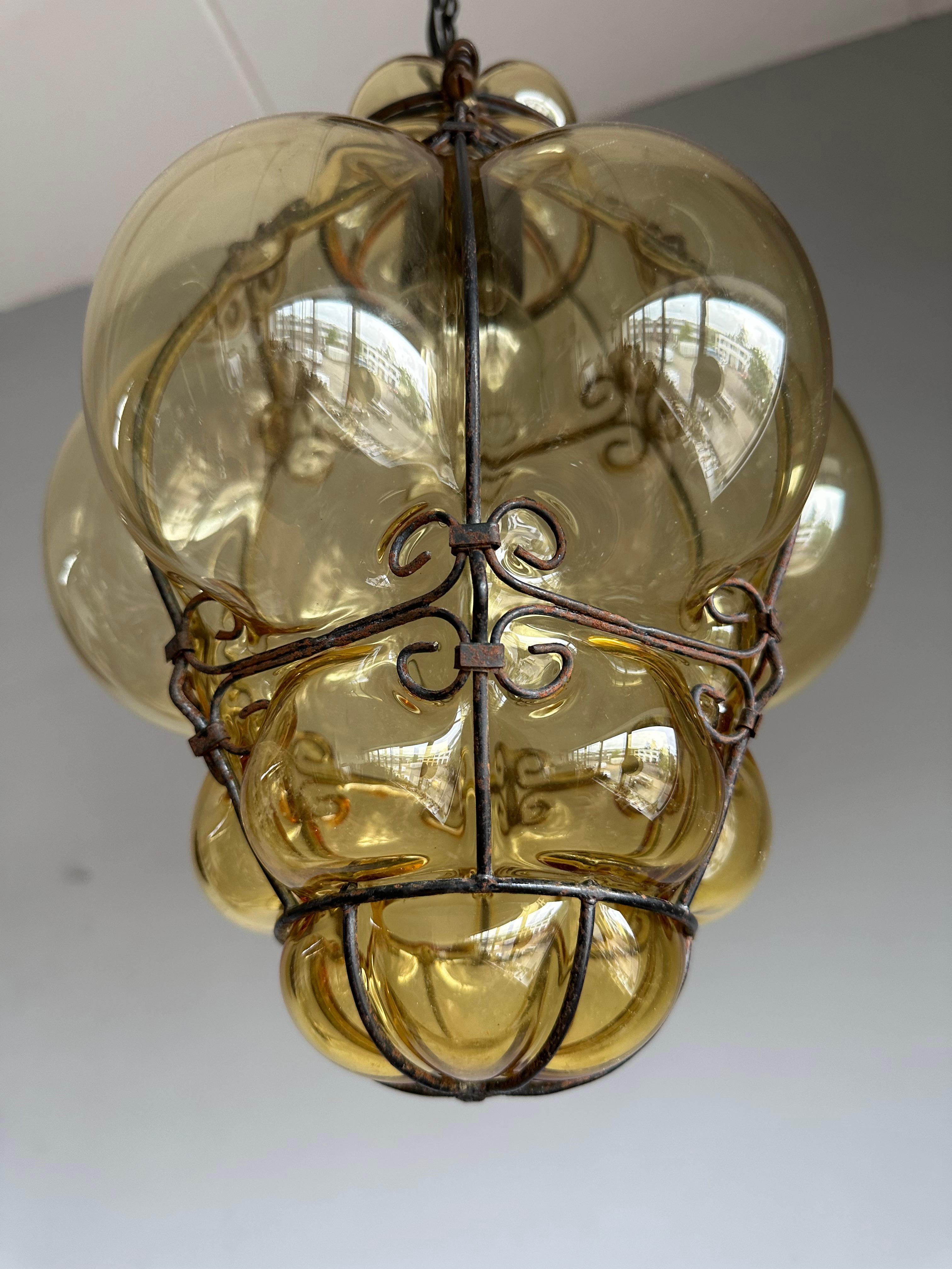 Belle lampe à suspension d'entrée viennoise du milieu du siècle dernier en verre soufflé à la bouche de couleur or en vente 4