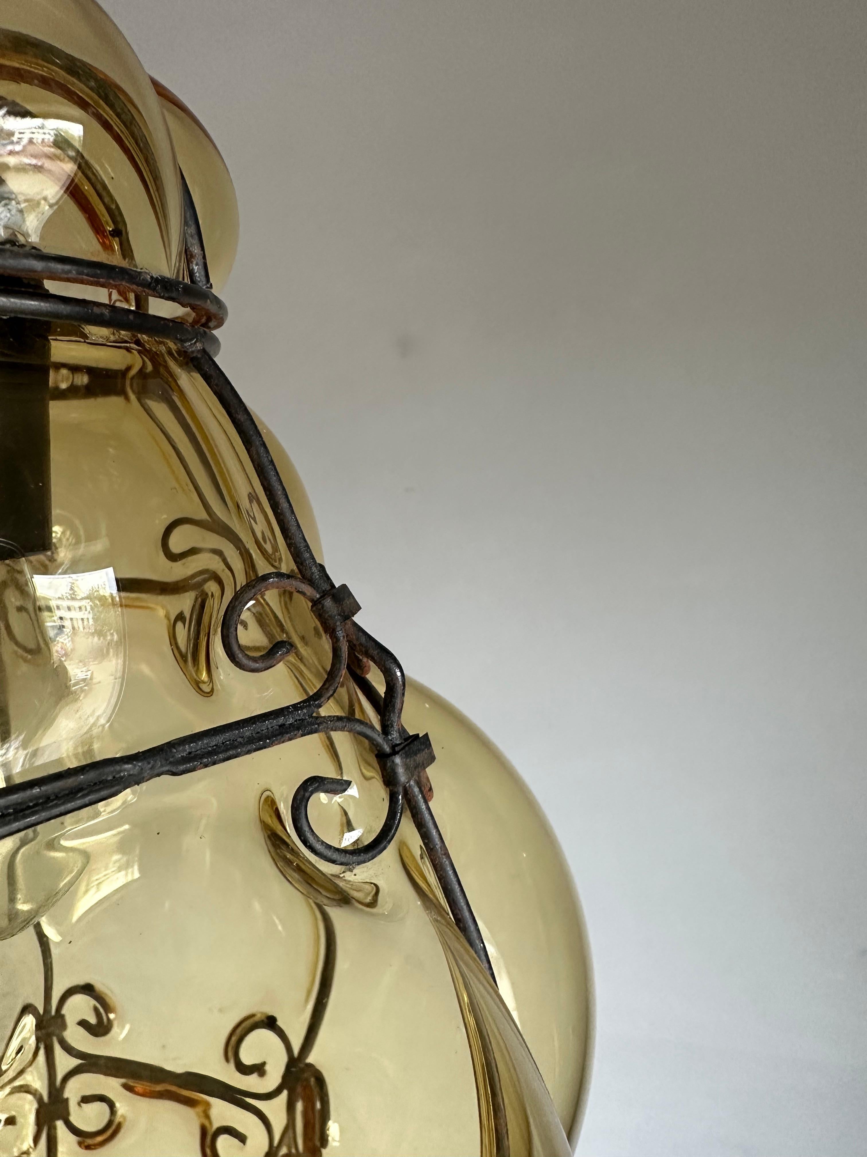 Belle lampe à suspension d'entrée viennoise du milieu du siècle dernier en verre soufflé à la bouche de couleur or en vente 5