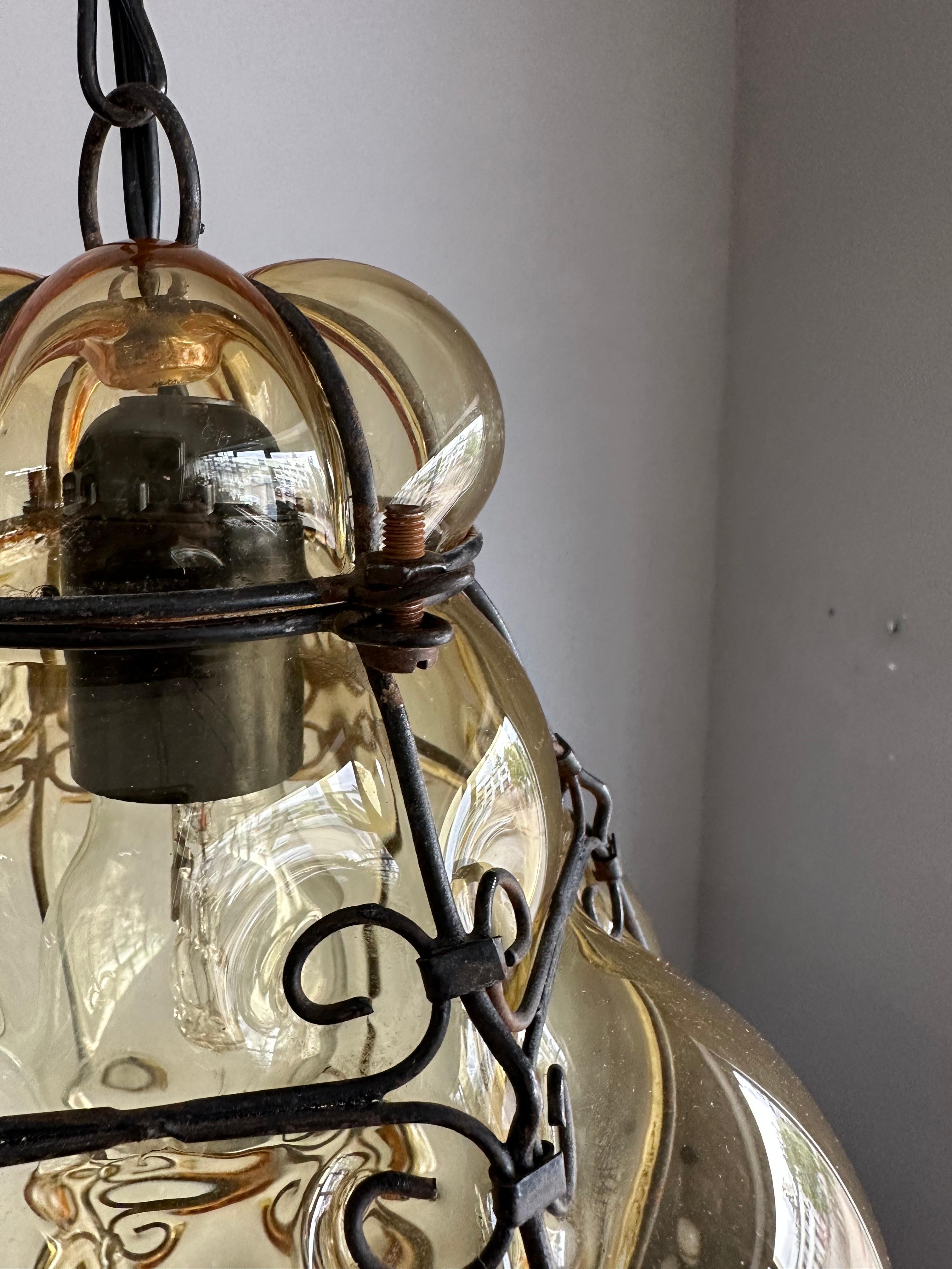 Belle lampe à suspension d'entrée viennoise du milieu du siècle dernier en verre soufflé à la bouche de couleur or en vente 6
