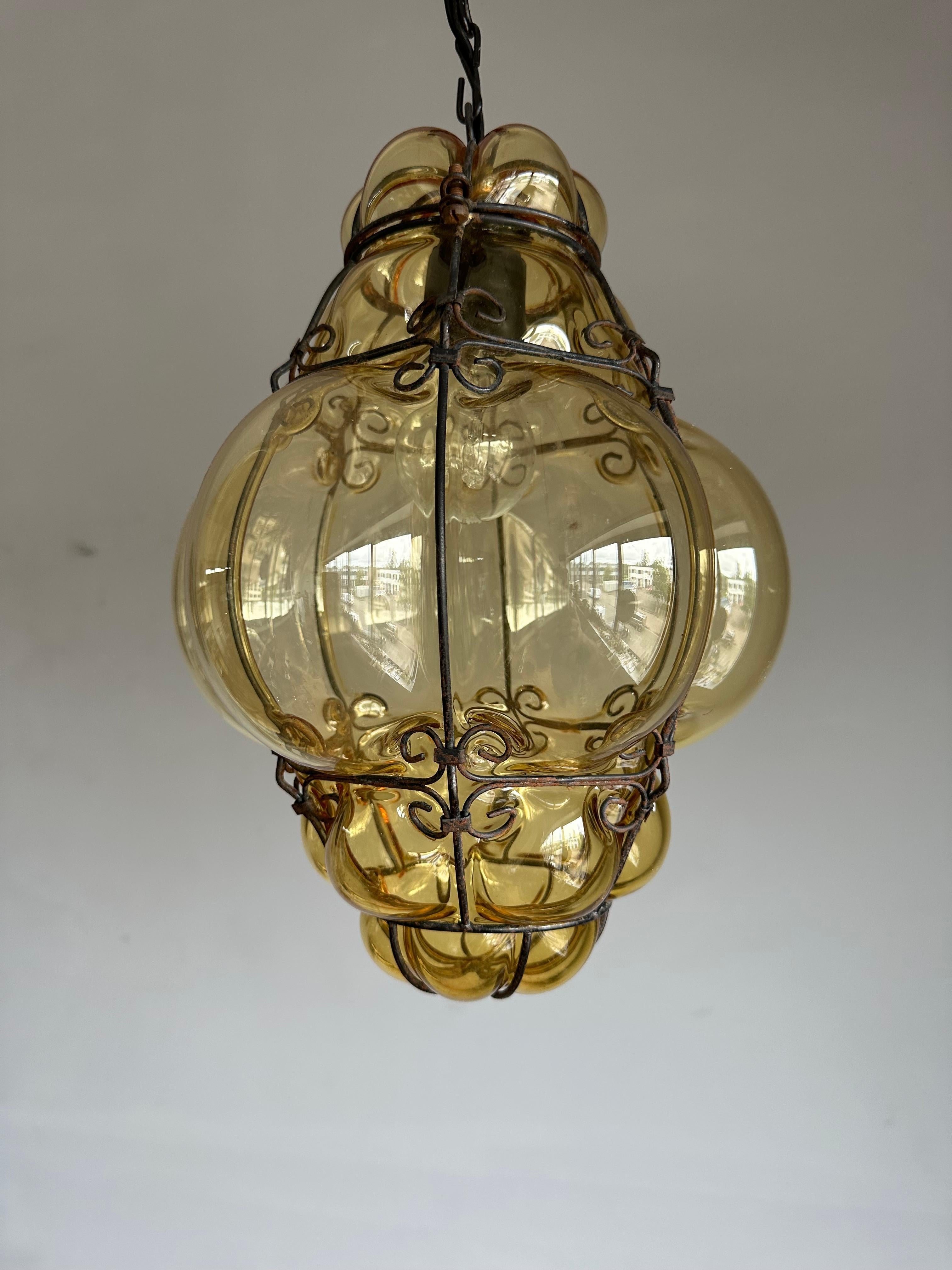 Belle lampe à suspension d'entrée viennoise du milieu du siècle dernier en verre soufflé à la bouche de couleur or en vente 7