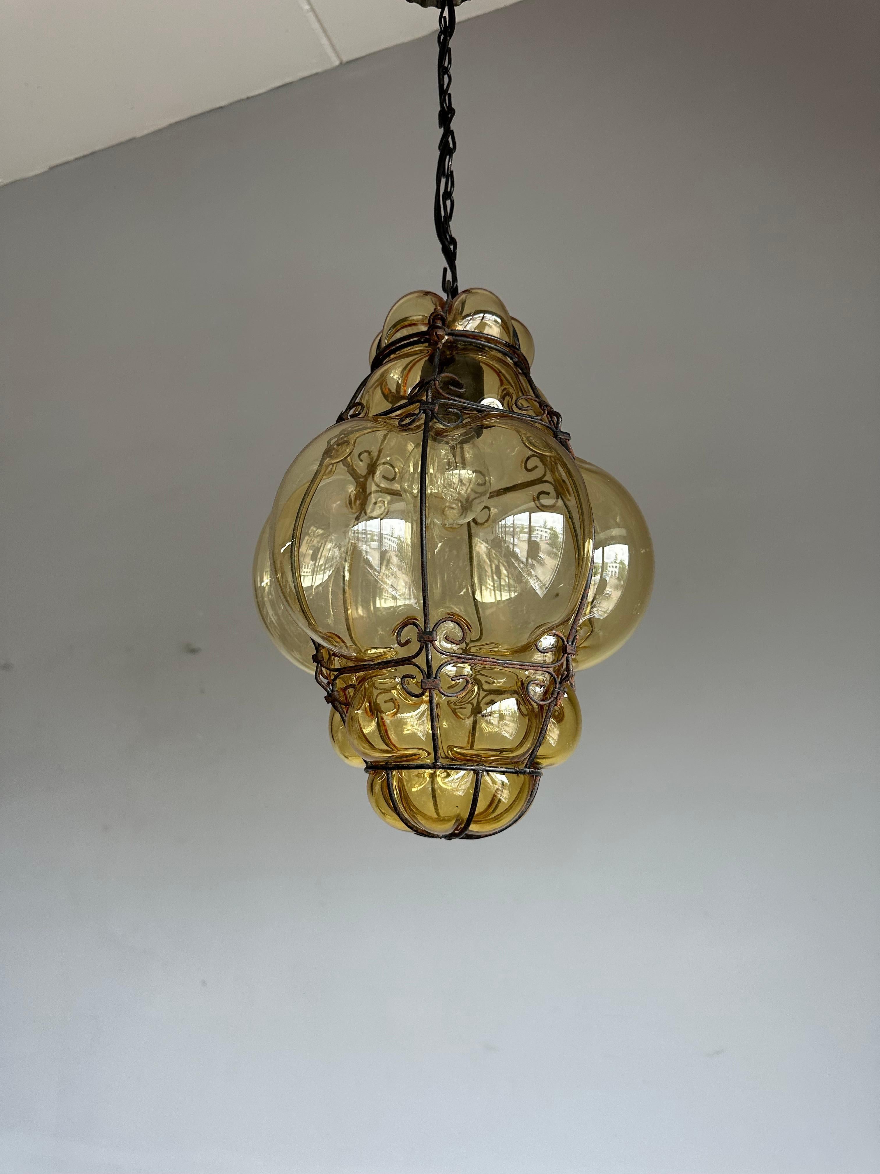 Belle lampe à suspension d'entrée viennoise du milieu du siècle dernier en verre soufflé à la bouche de couleur or en vente 8