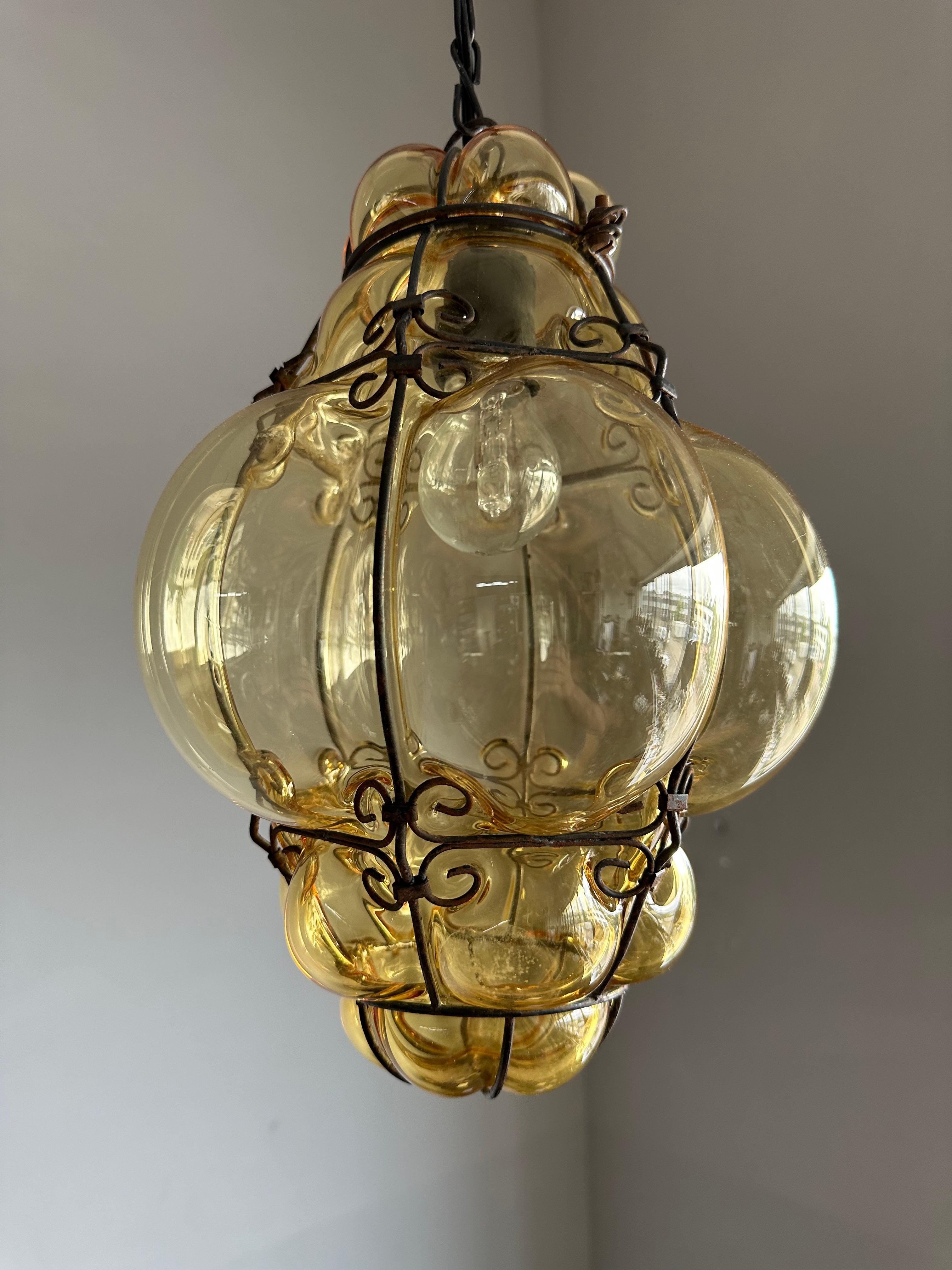 Magnifique luminaire vénitien pour votre hall, entrée, chambre à coucher, cabine, etc.

Ce pendentif en verre ambré fumé de bonne taille, provenant de l'Italie du milieu du siècle dernier, est une autre de nos trouvailles récentes. Fabriquée à la
