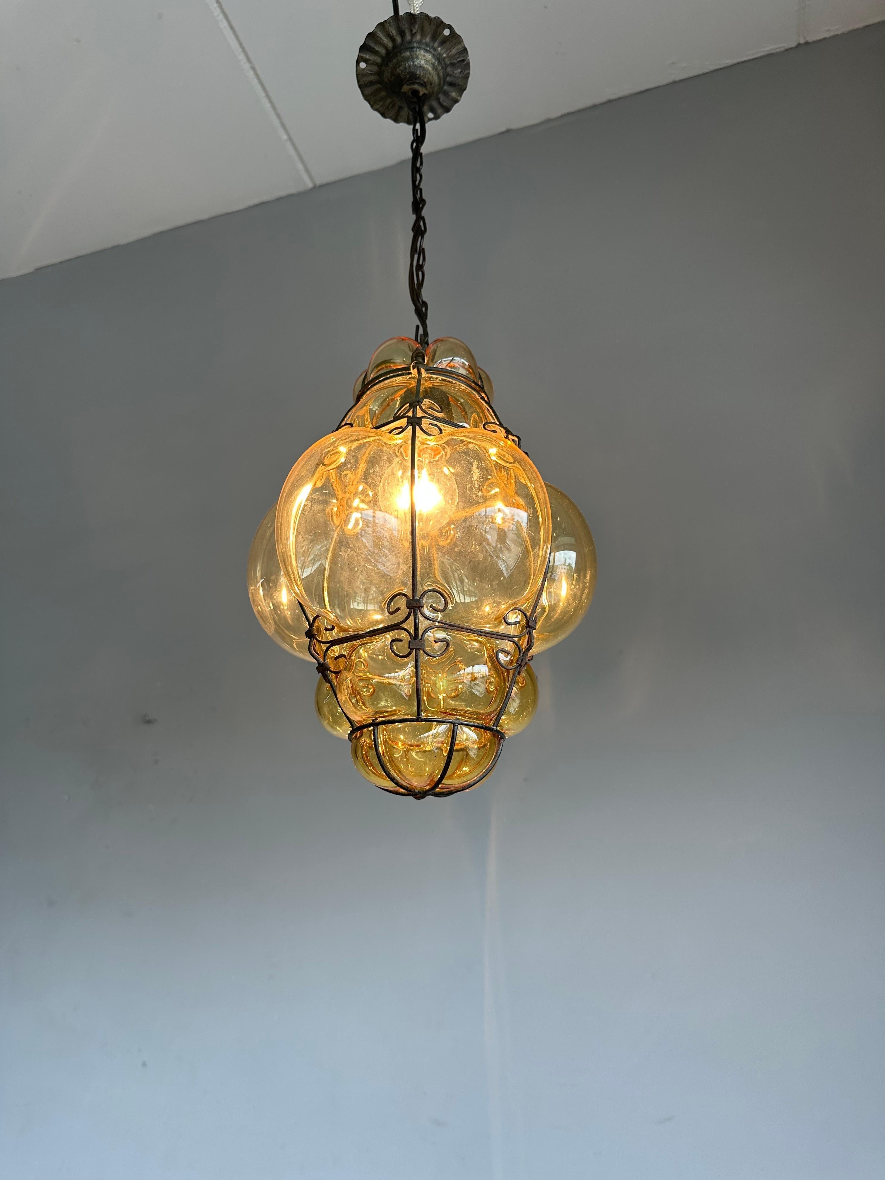 Belle lampe à suspension d'entrée viennoise du milieu du siècle dernier en verre soufflé à la bouche de couleur or en vente 9