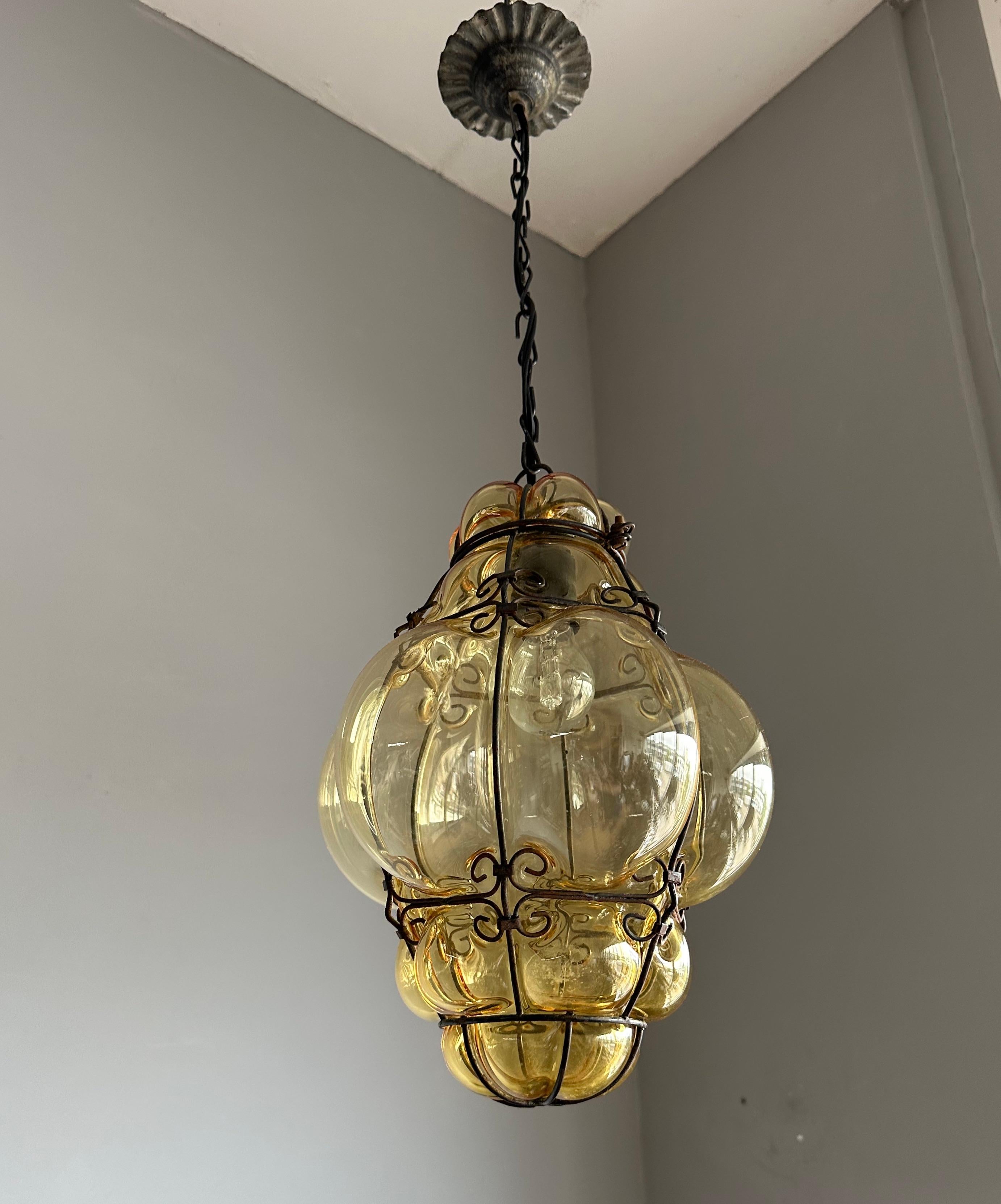 Mid-Century Modern Belle lampe à suspension d'entrée viennoise du milieu du siècle dernier en verre soufflé à la bouche de couleur or en vente