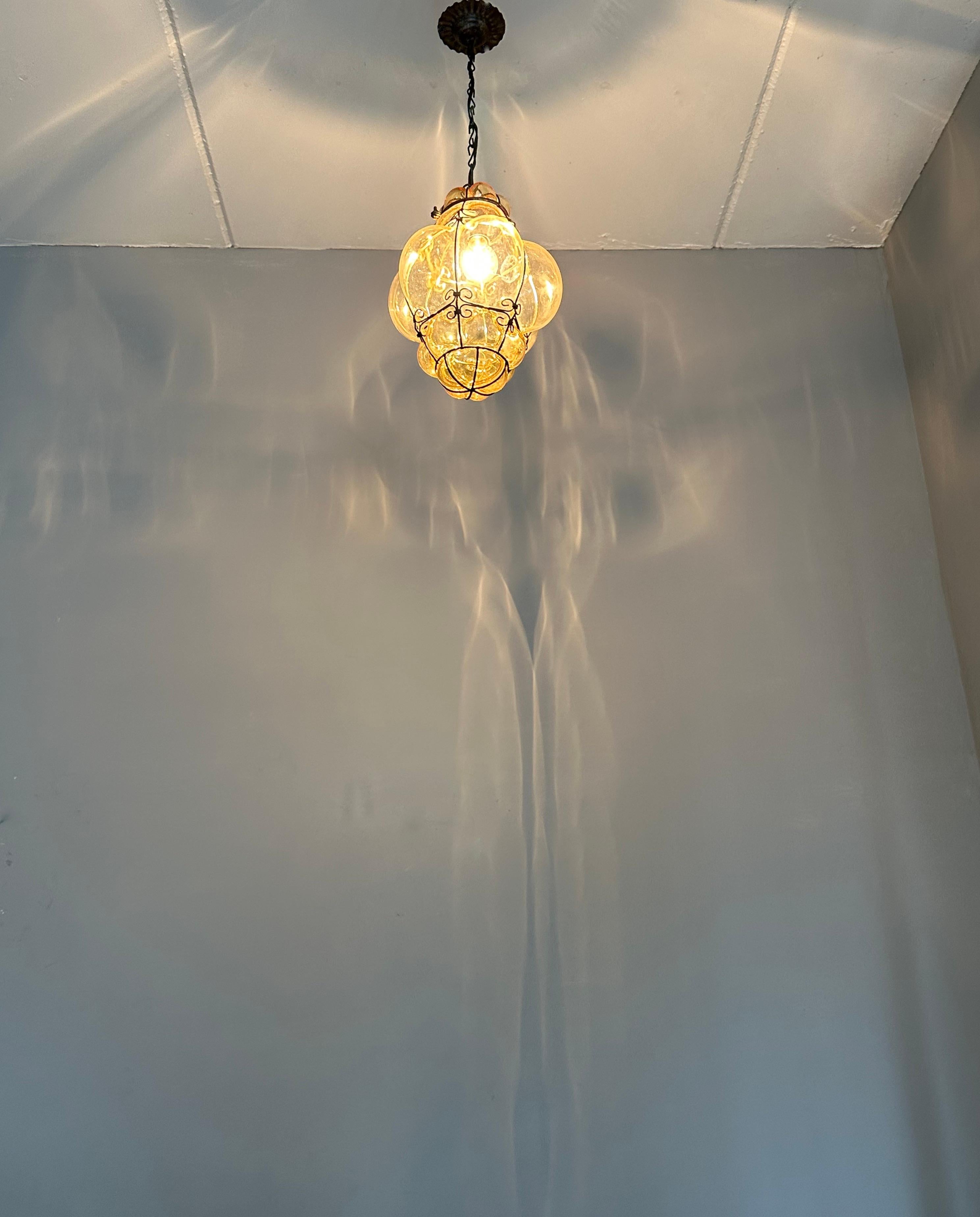 Belle lampe à suspension d'entrée viennoise du milieu du siècle dernier en verre soufflé à la bouche de couleur or Bon état - En vente à Lisse, NL