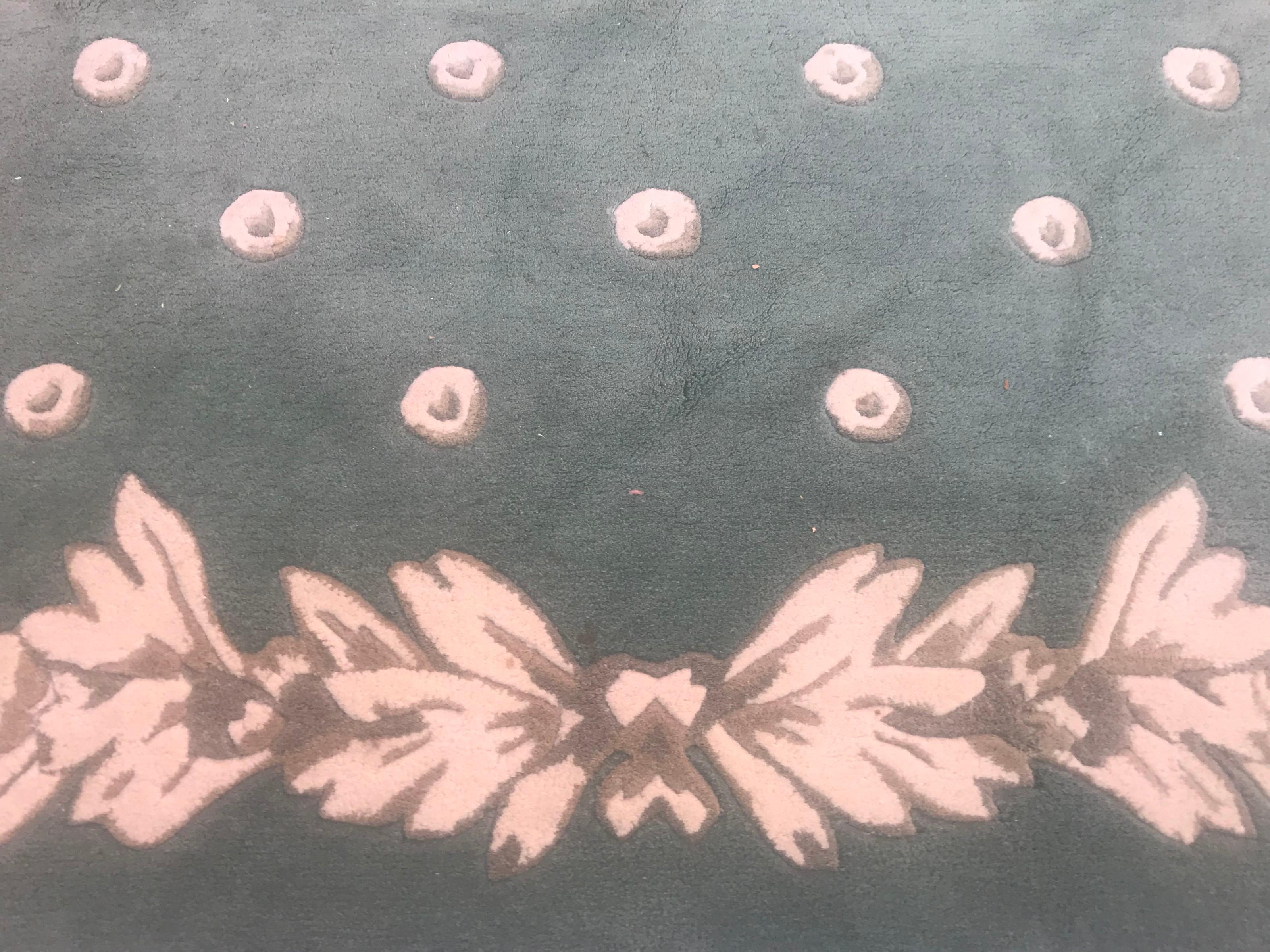 Schöner moderner Teppich aus dem 20. Jahrhundert mit einem Art-Deco-Design des französischen Designers Serge Lesage, schöne grüne Feldfarbe, komplett handgetuftet in Indien, Wollsamt auf Baumwollbasis.

✨✨✨

