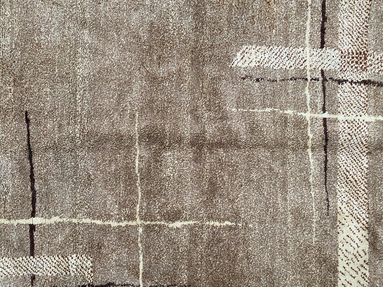 Nice antique Art Deco rug with a geometrical design and light colors, entirely hand knotted with wool velvet on cotton foundation.

✨✨✨
